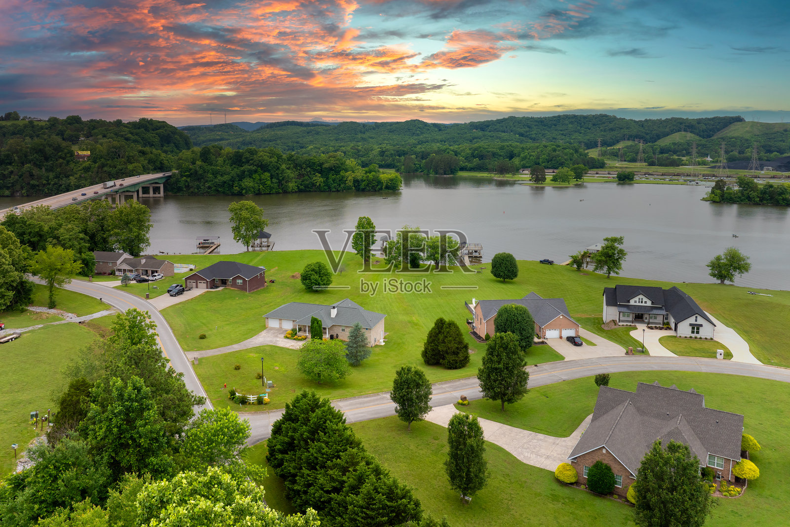 田纳西州乡村小镇昂贵住宅的鸟瞰图。作为美国郊区房地产开发的例子，展现了美国梦的家园。照片摄影图片