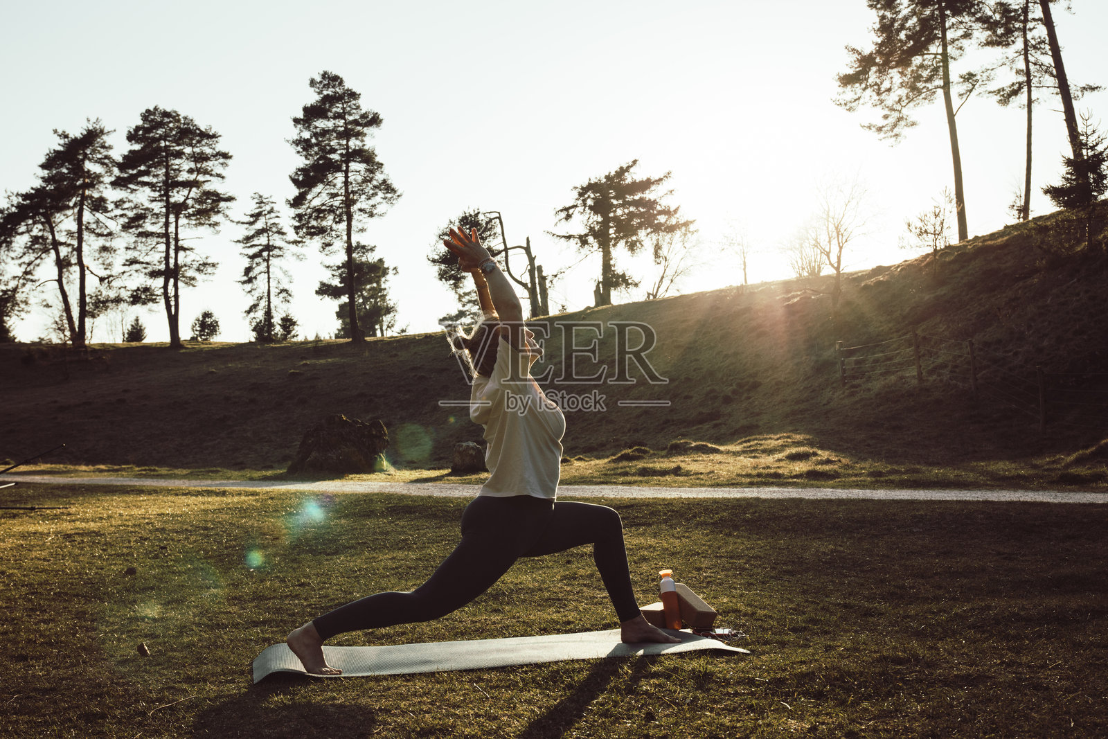 年轻女性在大自然中练习瑜伽。女孩在户外冥想。女性拥有纤细、强壮和灵活的身体。健康的生活方式。活力、平静、放松、正念和禅意能量的概念。照片摄影图片