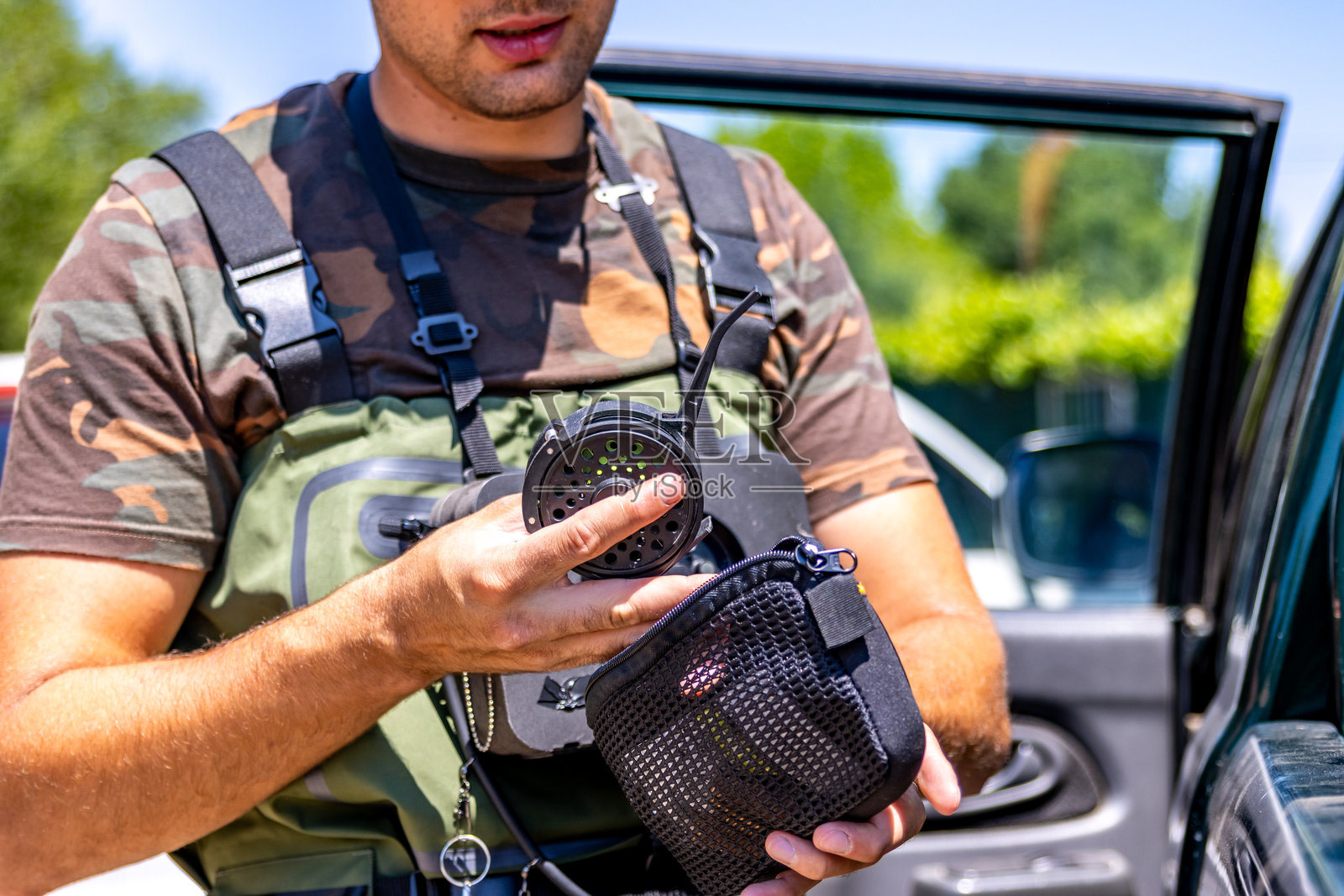 渔夫为外出准备飞钓卷线器照片摄影图片