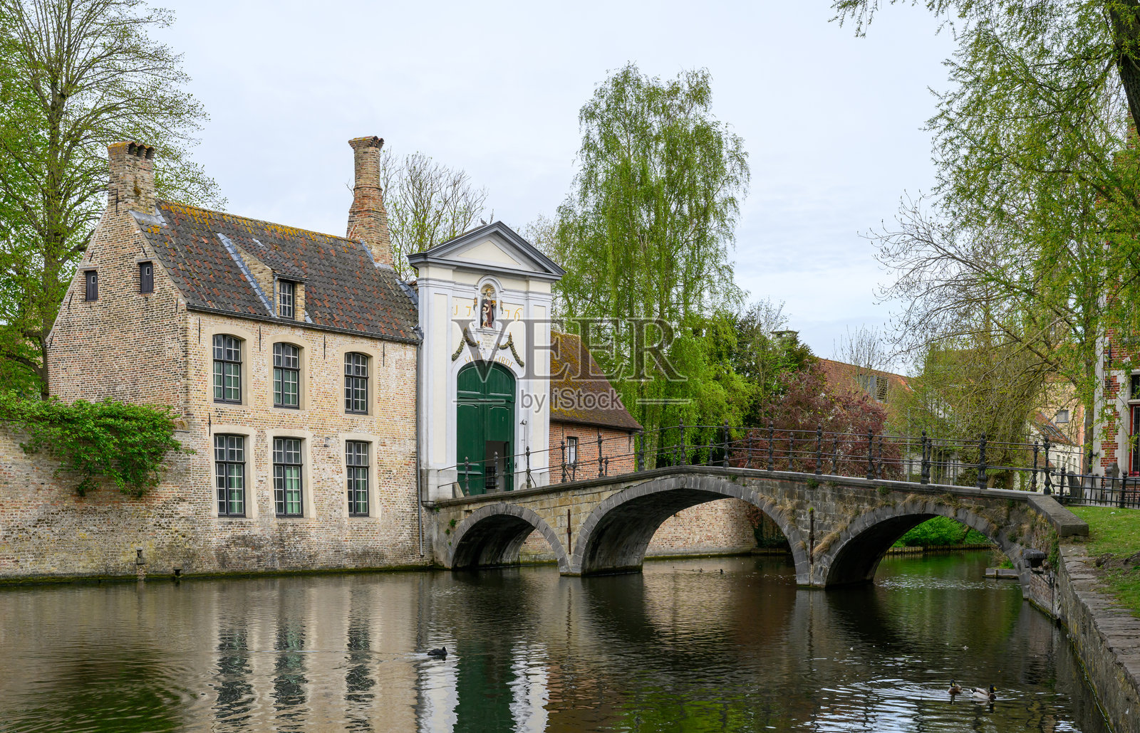 布鲁日 - 通往维因赫德修女院的贝古宁桥（Begijnhofbrug），清晨时分照片摄影图片