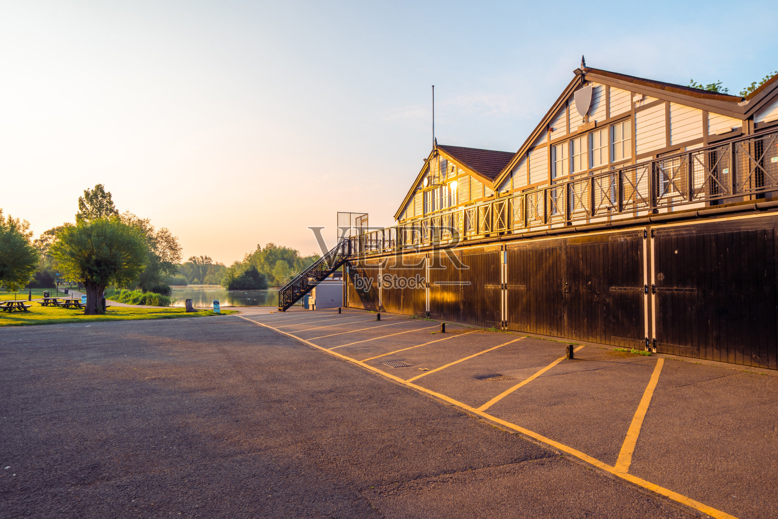 英格兰贝德福德的修道院公园船屋上的日出照片摄影图片