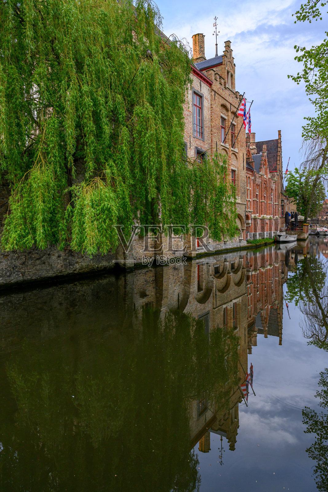比利时布鲁日初春的宁静运河景色照片摄影图片