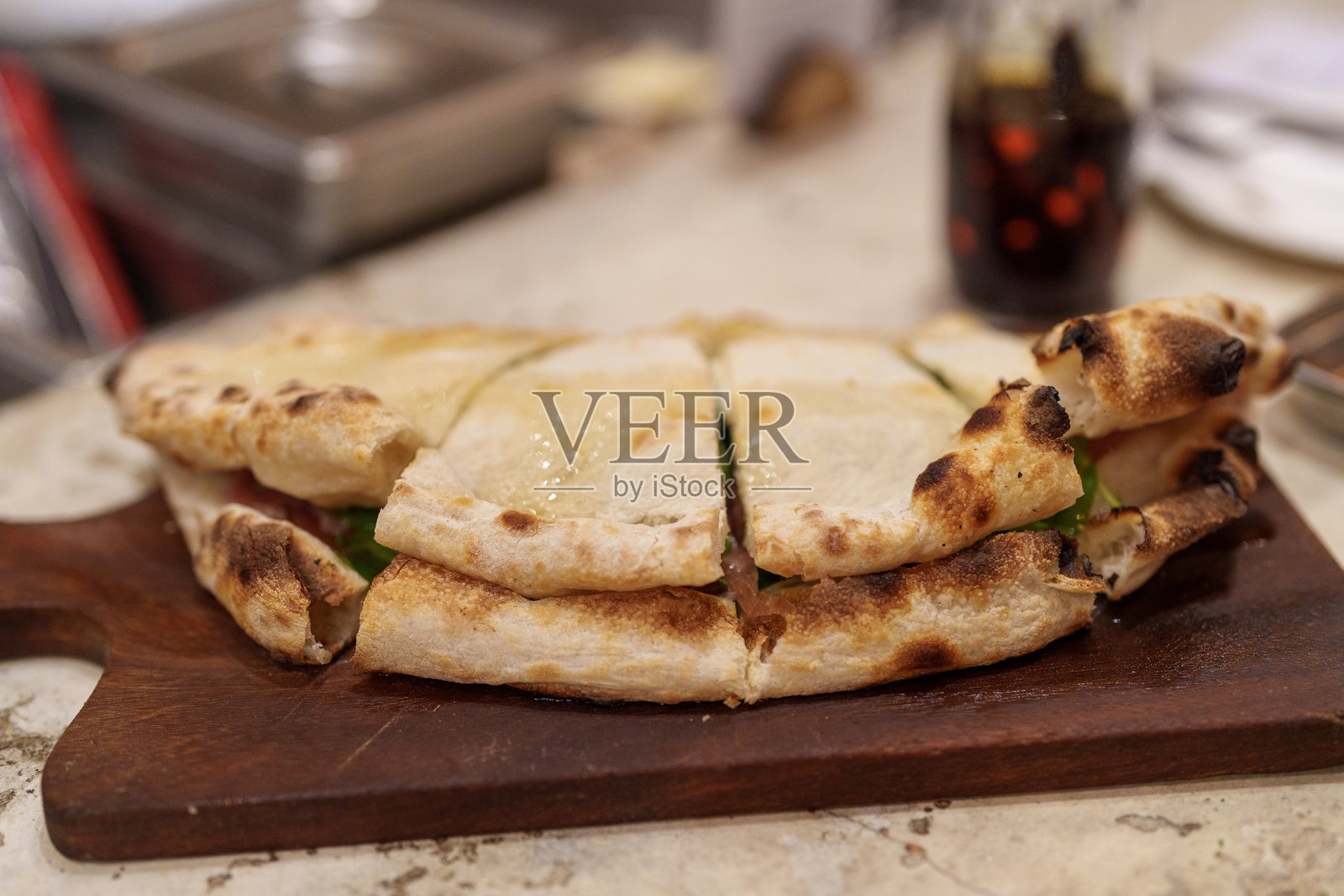 意式薄饼配马苏里拉奶酪、帕尔马干酪、传家宝番茄、水牛奶酪和帕尔马火腿照片摄影图片