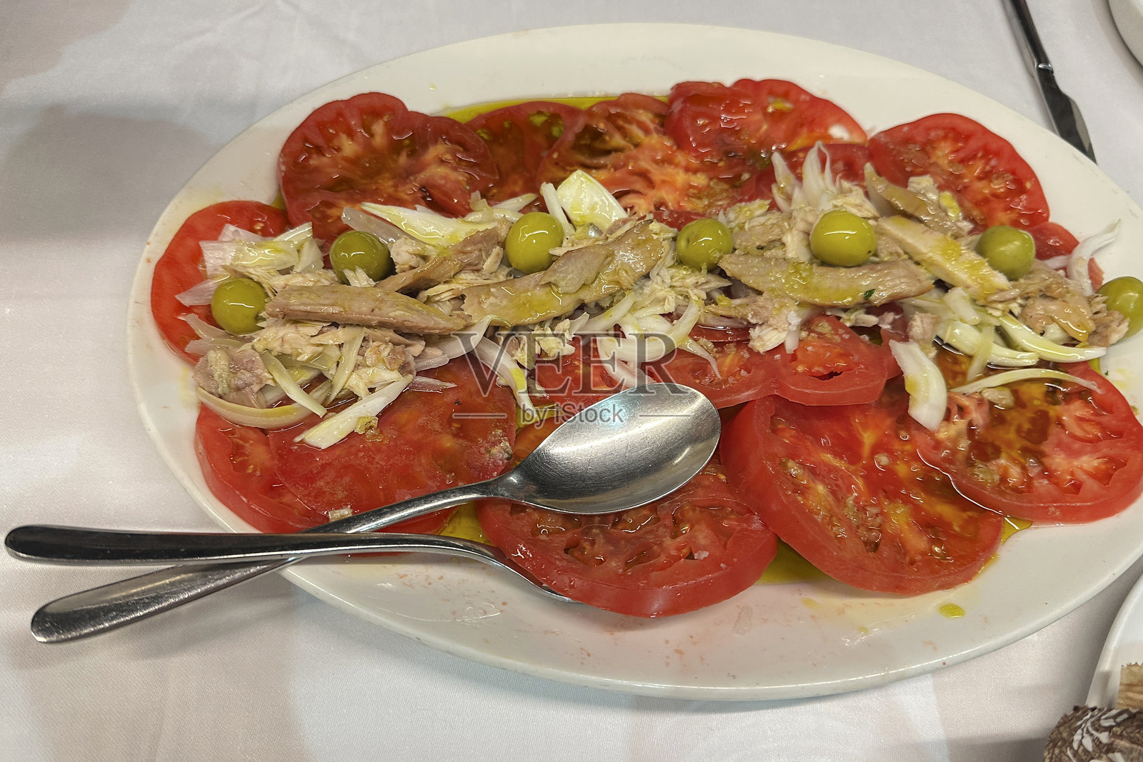 番茄沙拉配洋葱、金枪鱼和橄榄照片摄影图片