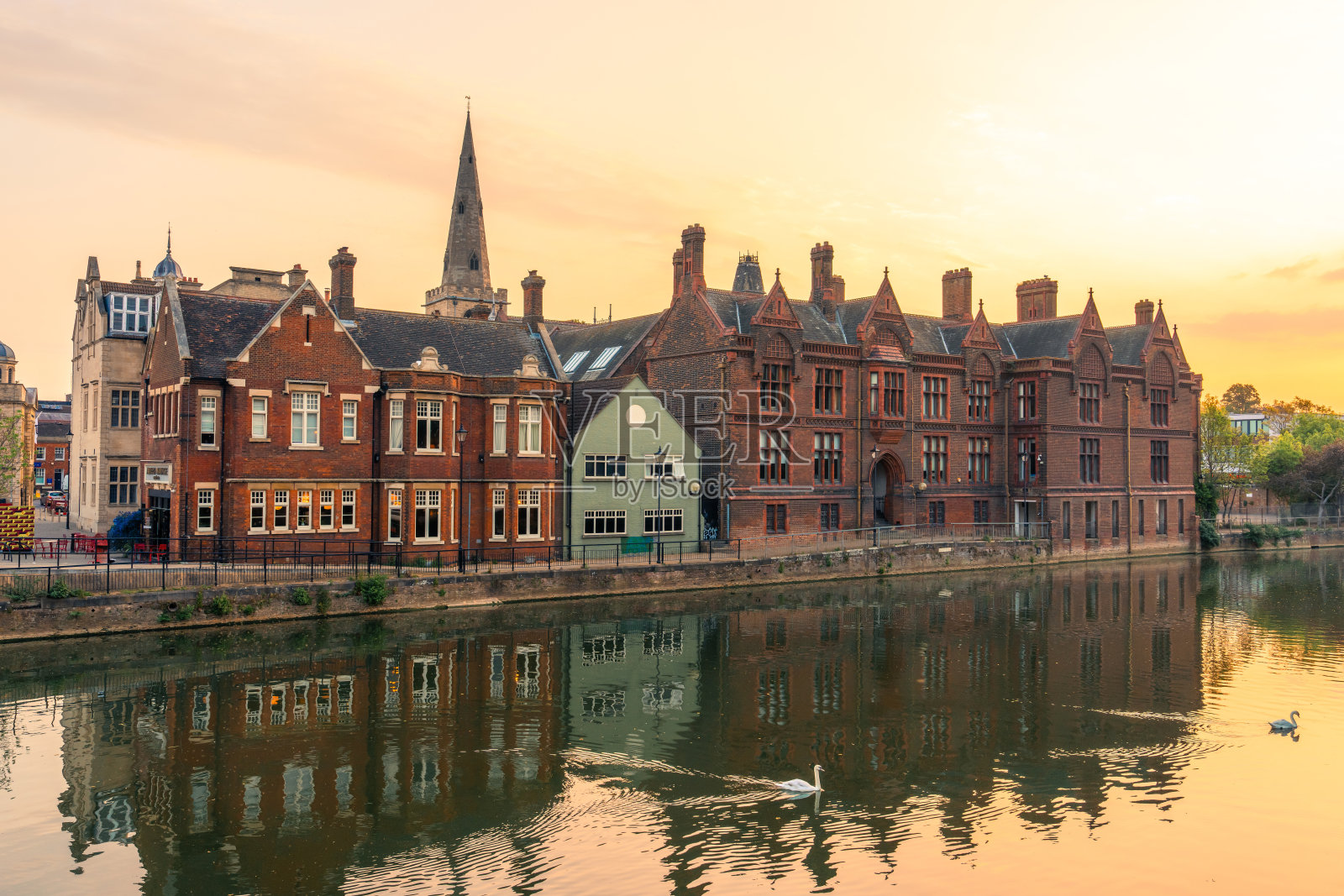 贝德福德堤岸在日落时映照在大乌斯河上照片摄影图片