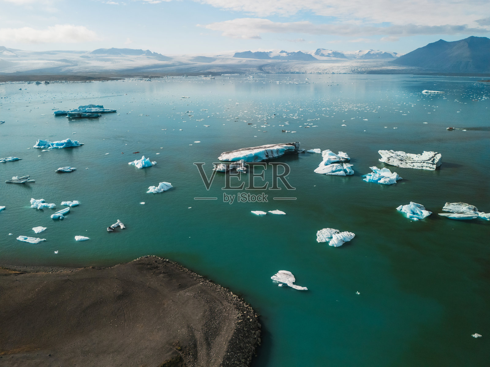 冰岛乔库萨尔龙冰川湖的鸟瞰图照片摄影图片