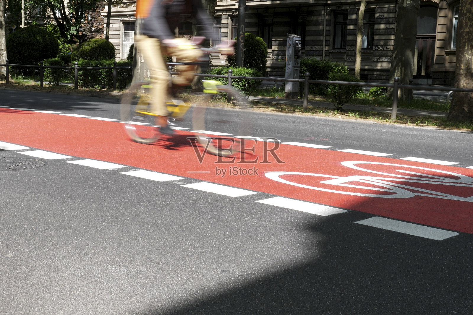 市中心的自行车道和交通照片摄影图片