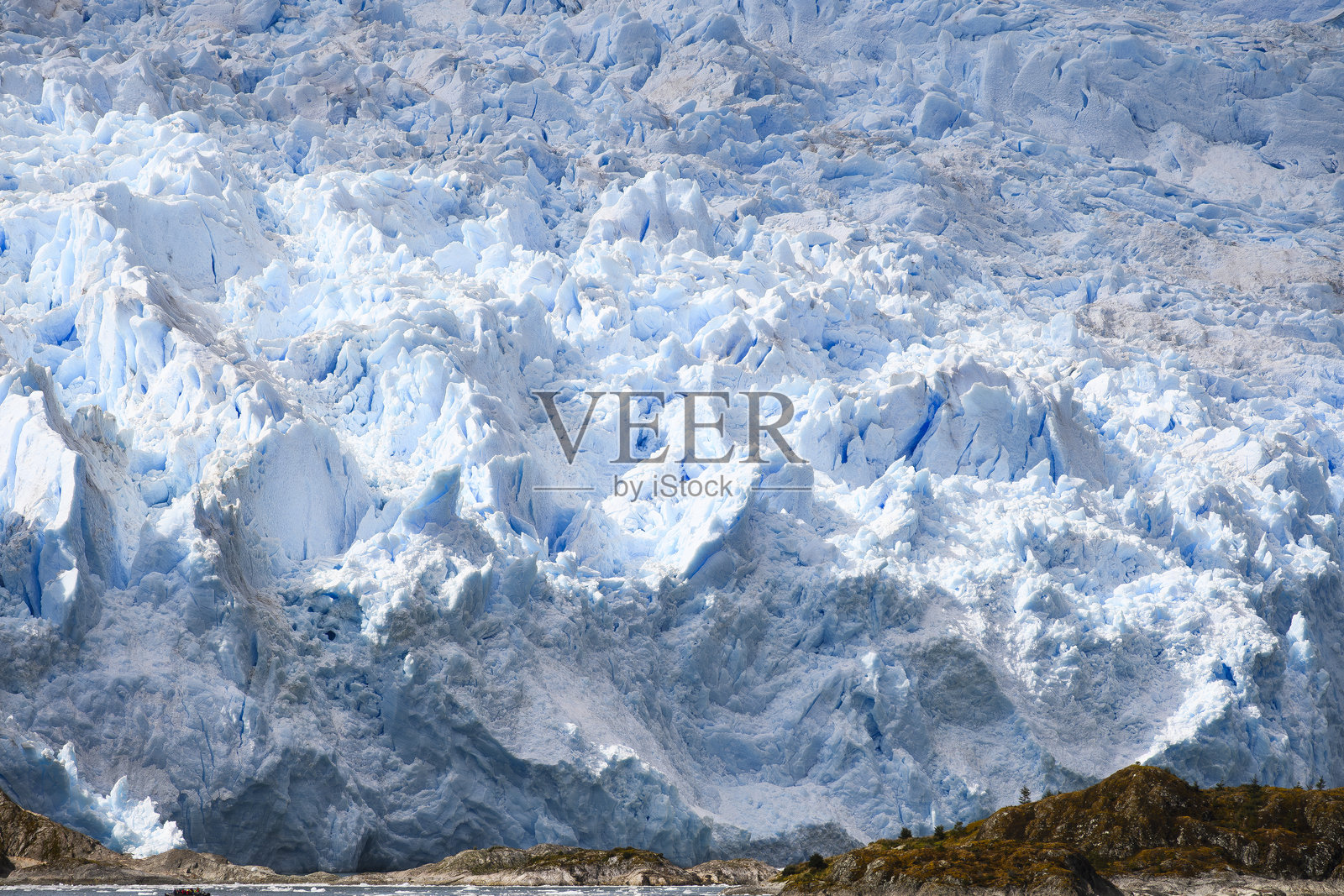 布鲁霍冰川高耸于它面前的土地之上。照片摄影图片