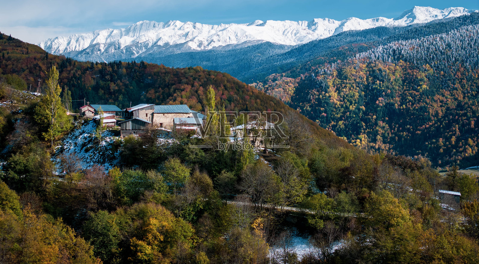 乌什古里，格鲁吉亚：雪山高加索山脉中的古老村落照片摄影图片