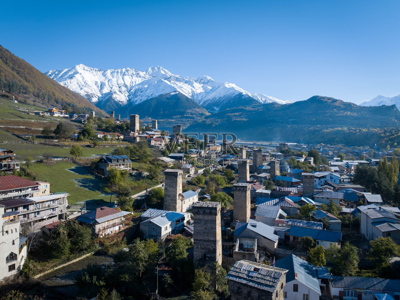 梅斯季亚，格鲁吉亚：城镇风光与雪山全景照片摄影图片