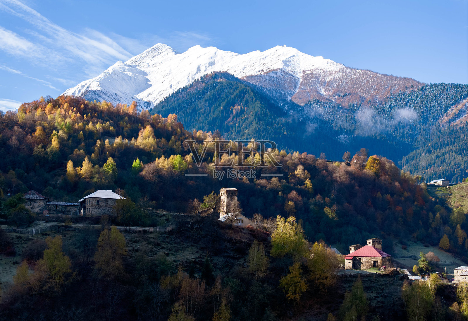 乌什古里，格鲁吉亚：雪山高加索山脉中的古老村落照片摄影图片