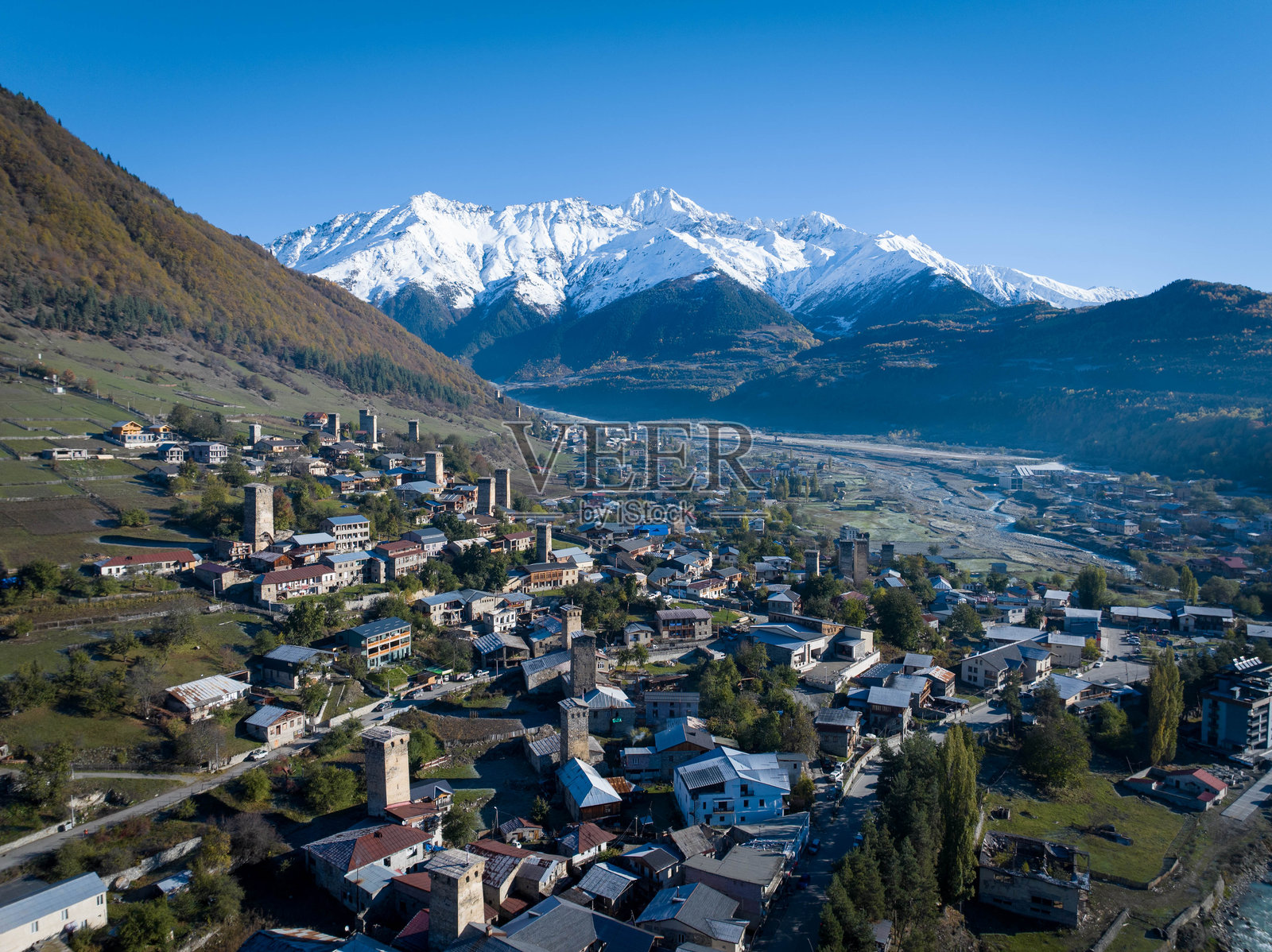 梅斯季亚，格鲁吉亚：城镇风光与雪山全景照片摄影图片
