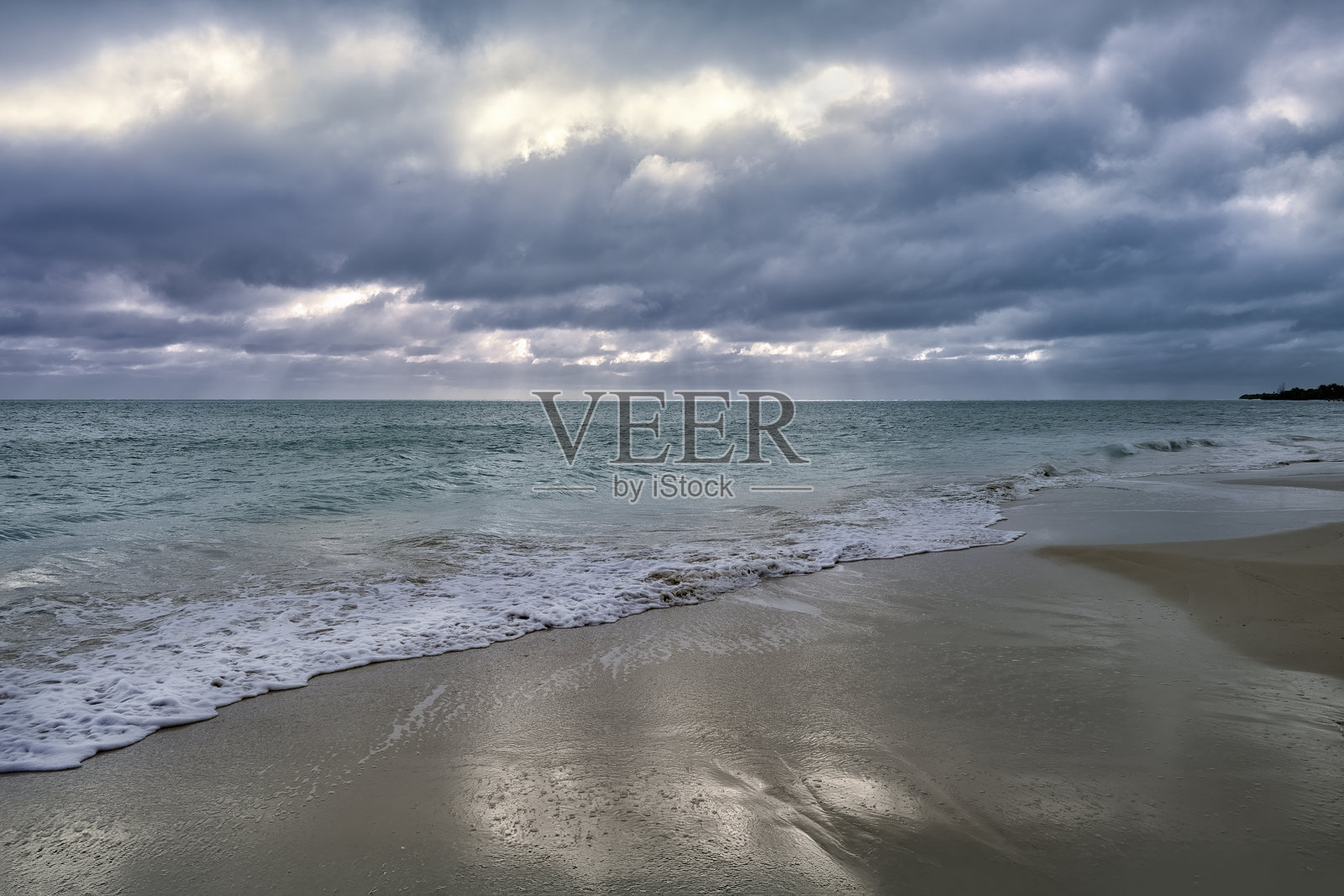 平静的海洋、云朵和天空，墨西哥普恩塔阿伦的清晨照片摄影图片