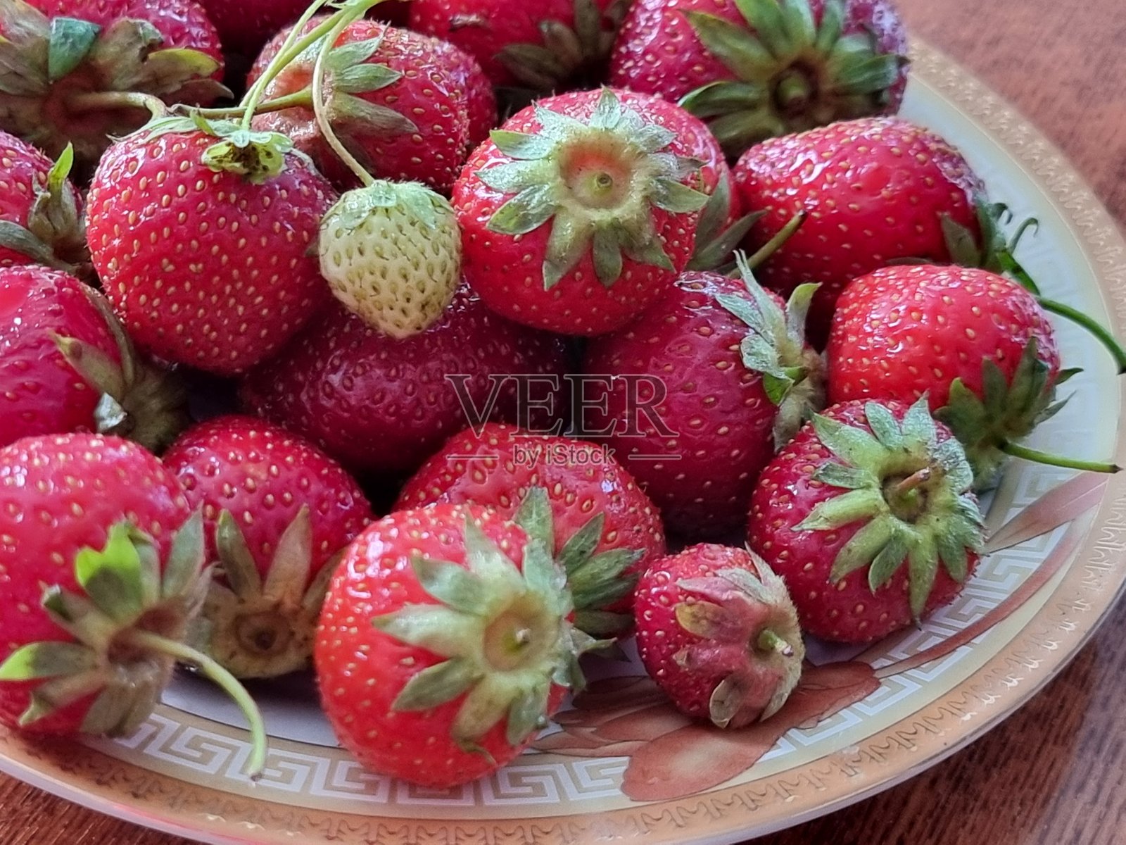 碗中的红草莓照片摄影图片