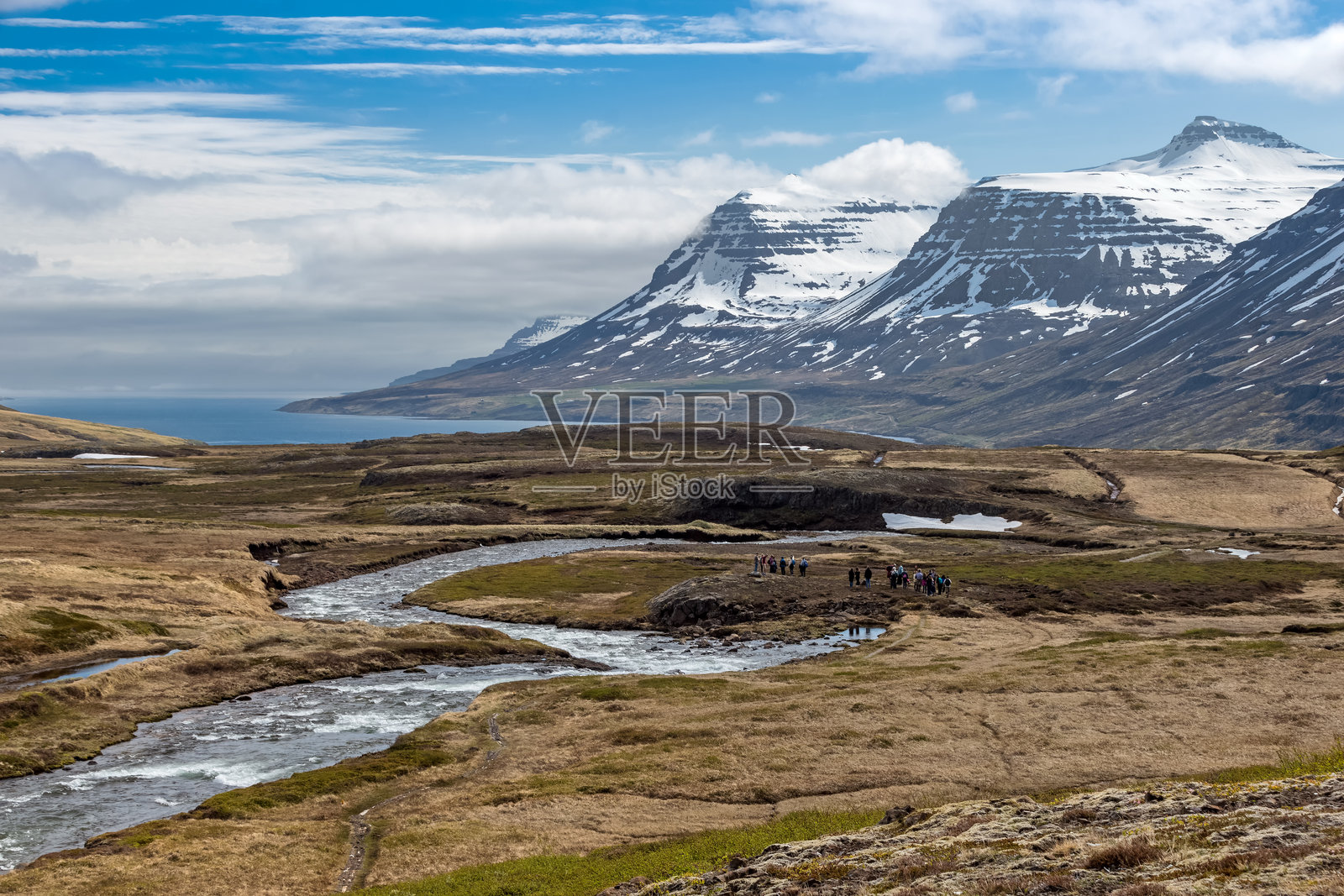 冰岛高地的蜿蜒河流与雪山相映照片摄影图片