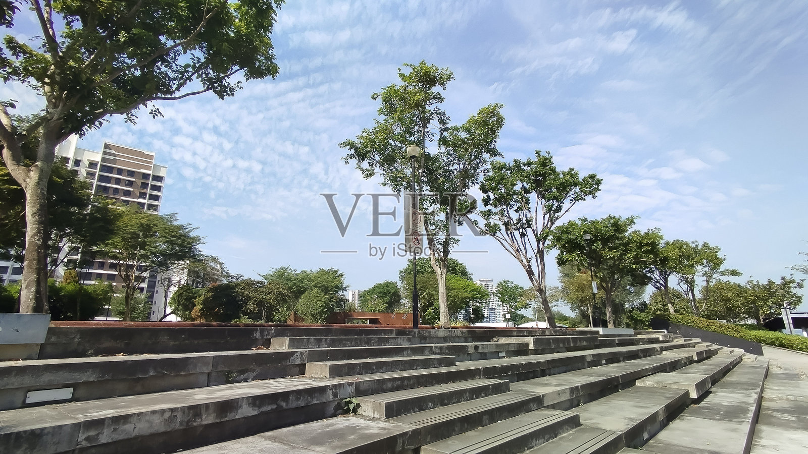 晴朗明亮的日子，海上旅行照片摄影图片