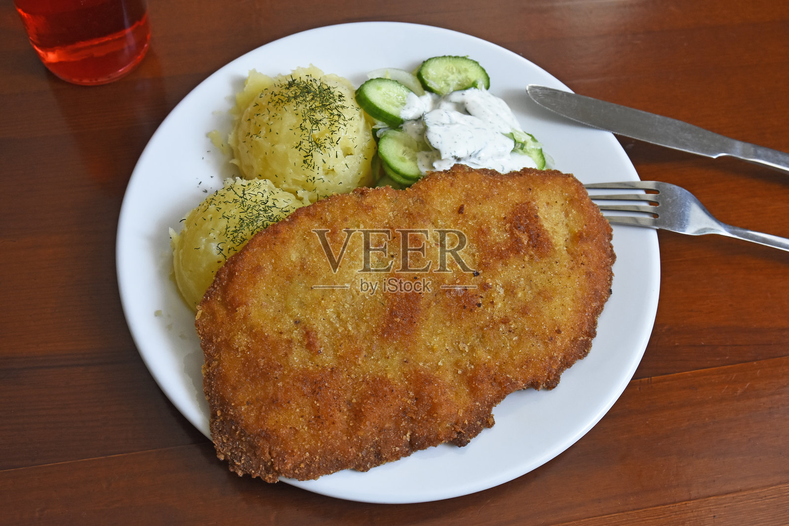 包含猪排和土豆的晚餐套餐照片摄影图片