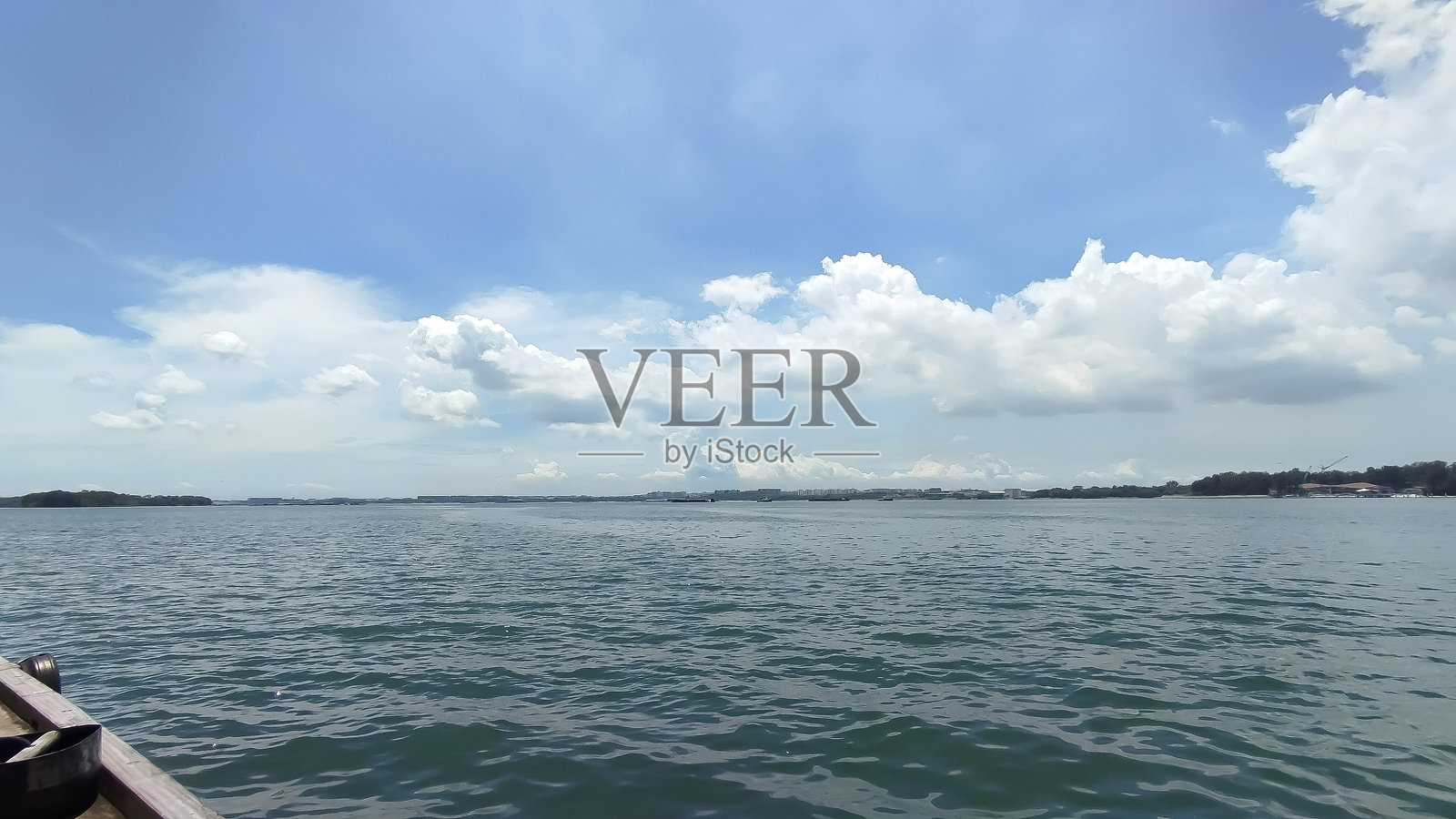 晴朗明亮的日子，海上旅行照片摄影图片