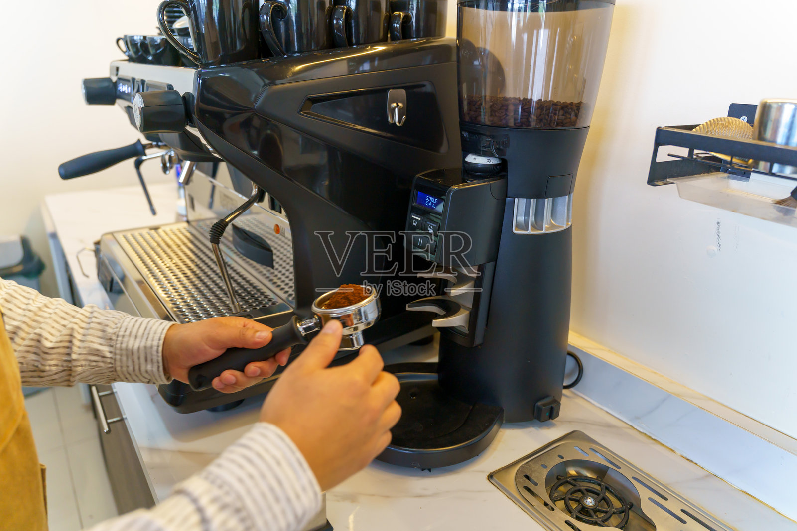 咖啡师使用专业机器准备研磨咖啡照片摄影图片