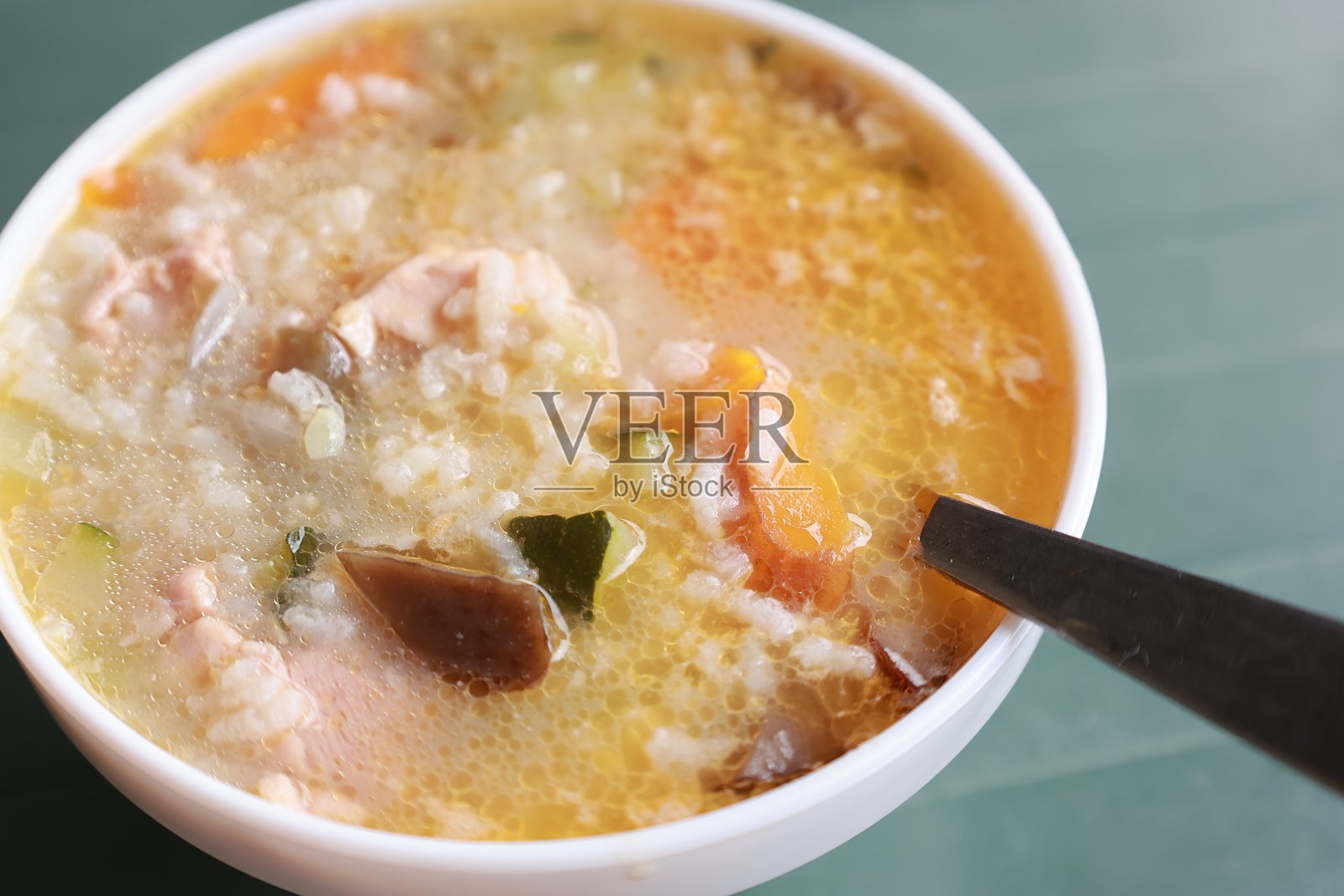 自制鸡肉米饭汤配蔬菜盛在碗中照片摄影图片