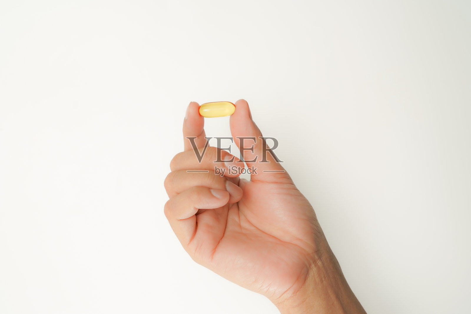 男性手握软胶囊，鱼油胶囊，Omega 3，Omega 9，维生素D，维生素E，补充剂照片摄影图片