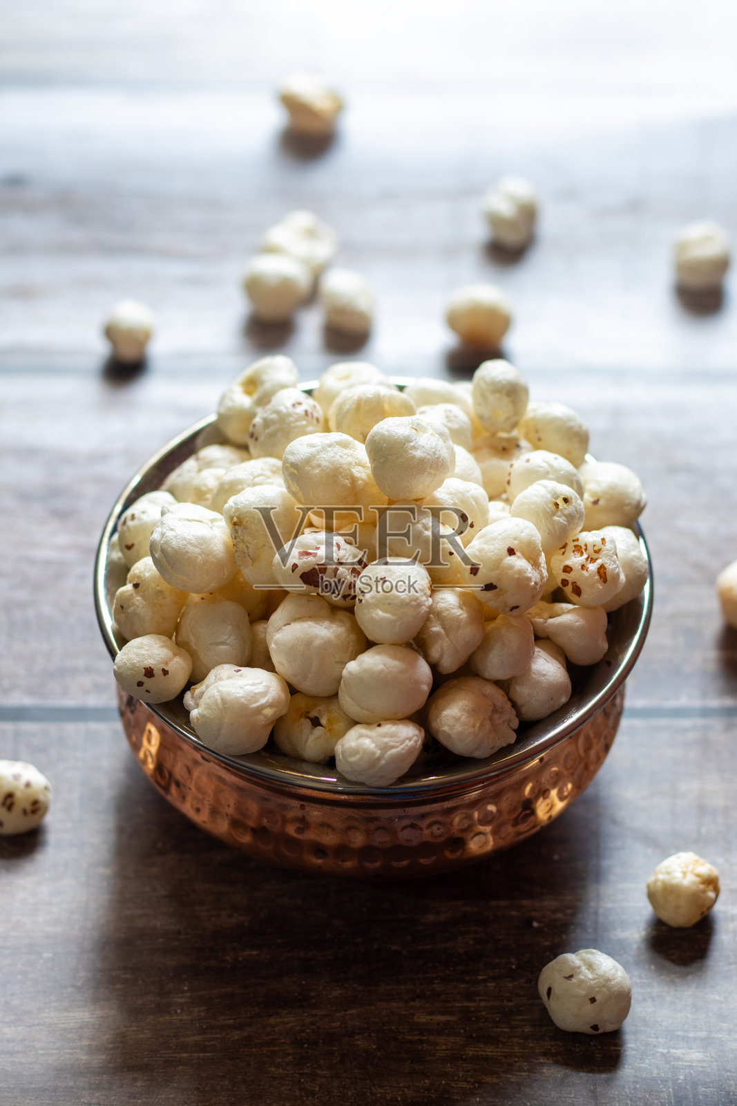 玛卡纳，也被称为狐狸坚果，是一种营养丰富、低热量的小吃，富含蛋白质、纤维和抗氧化剂，常用于印度菜肴和健康小吃中。照片摄影图片