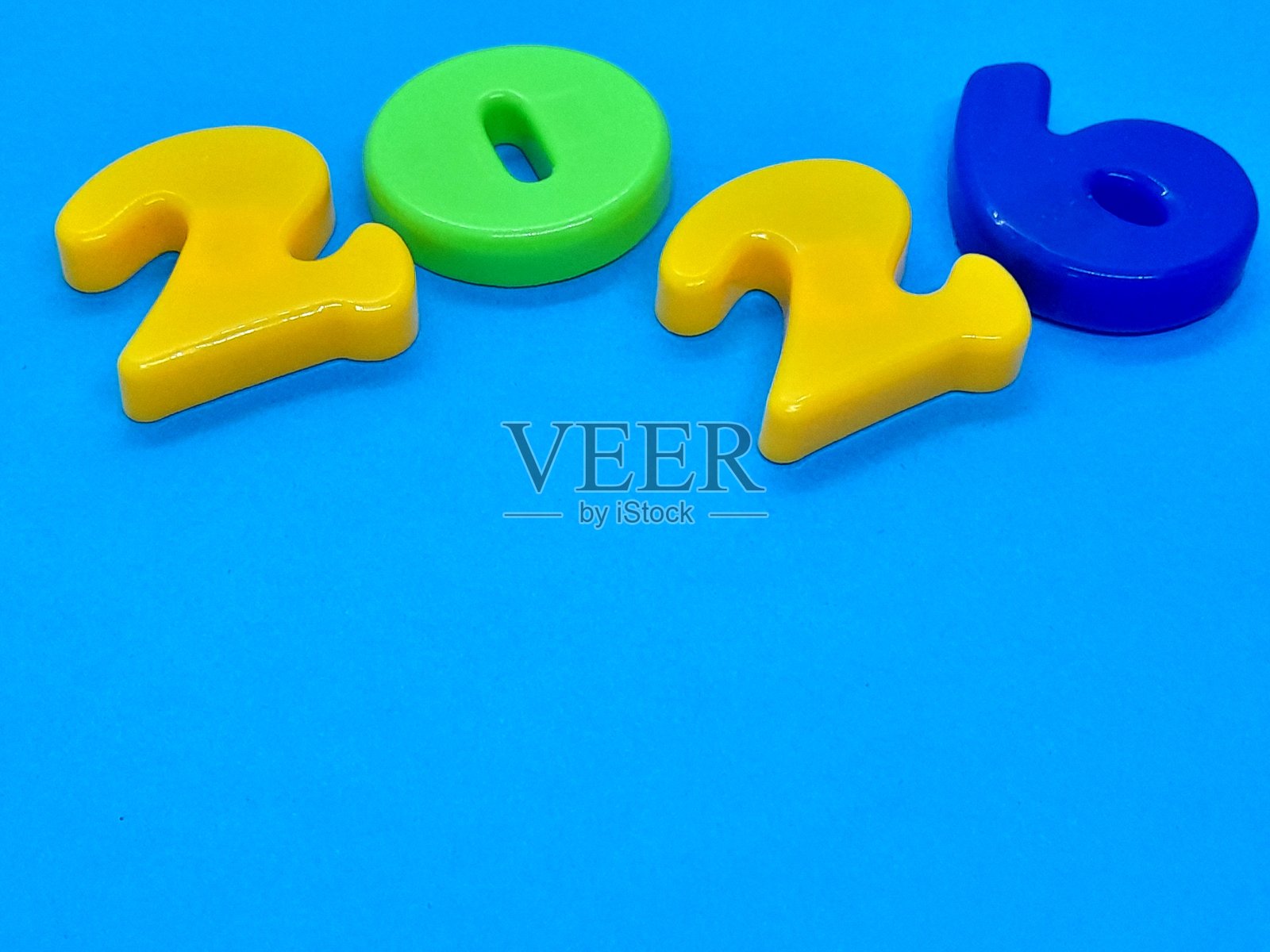 2026年带有蓝色背景的字幕或文本。照片摄影图片