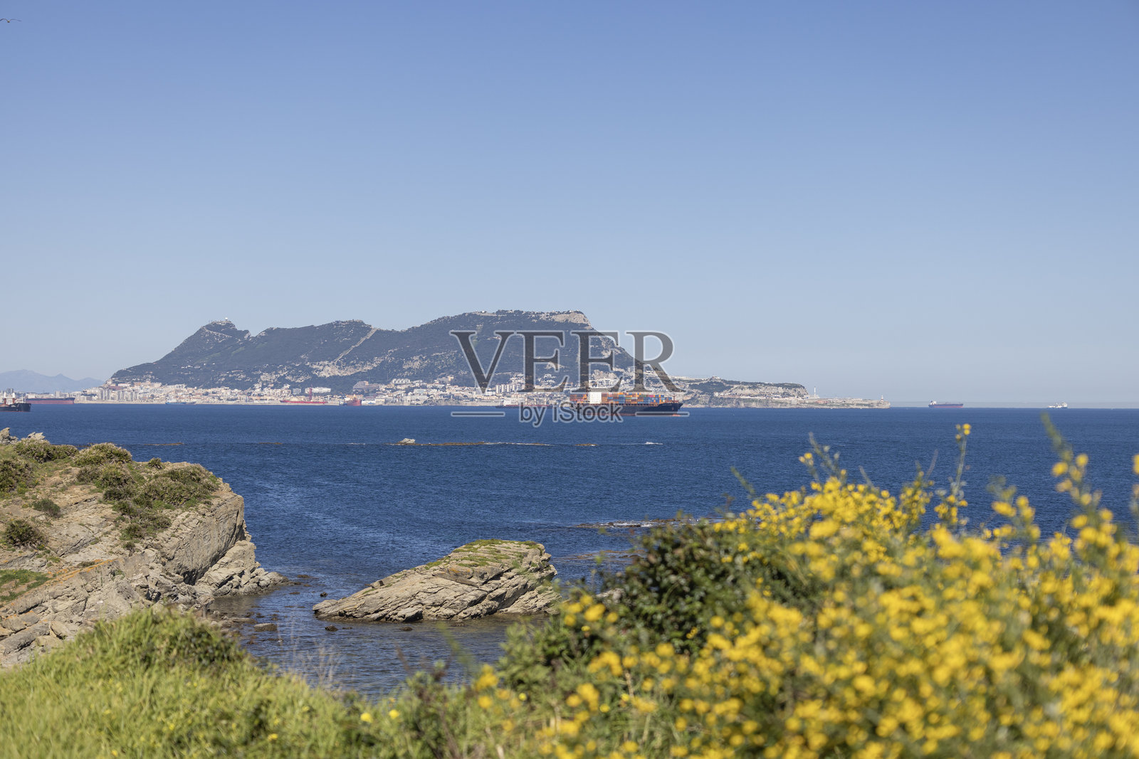 从西班牙安达卢西亚的野生海滩上俯瞰直布罗陀岩照片摄影图片