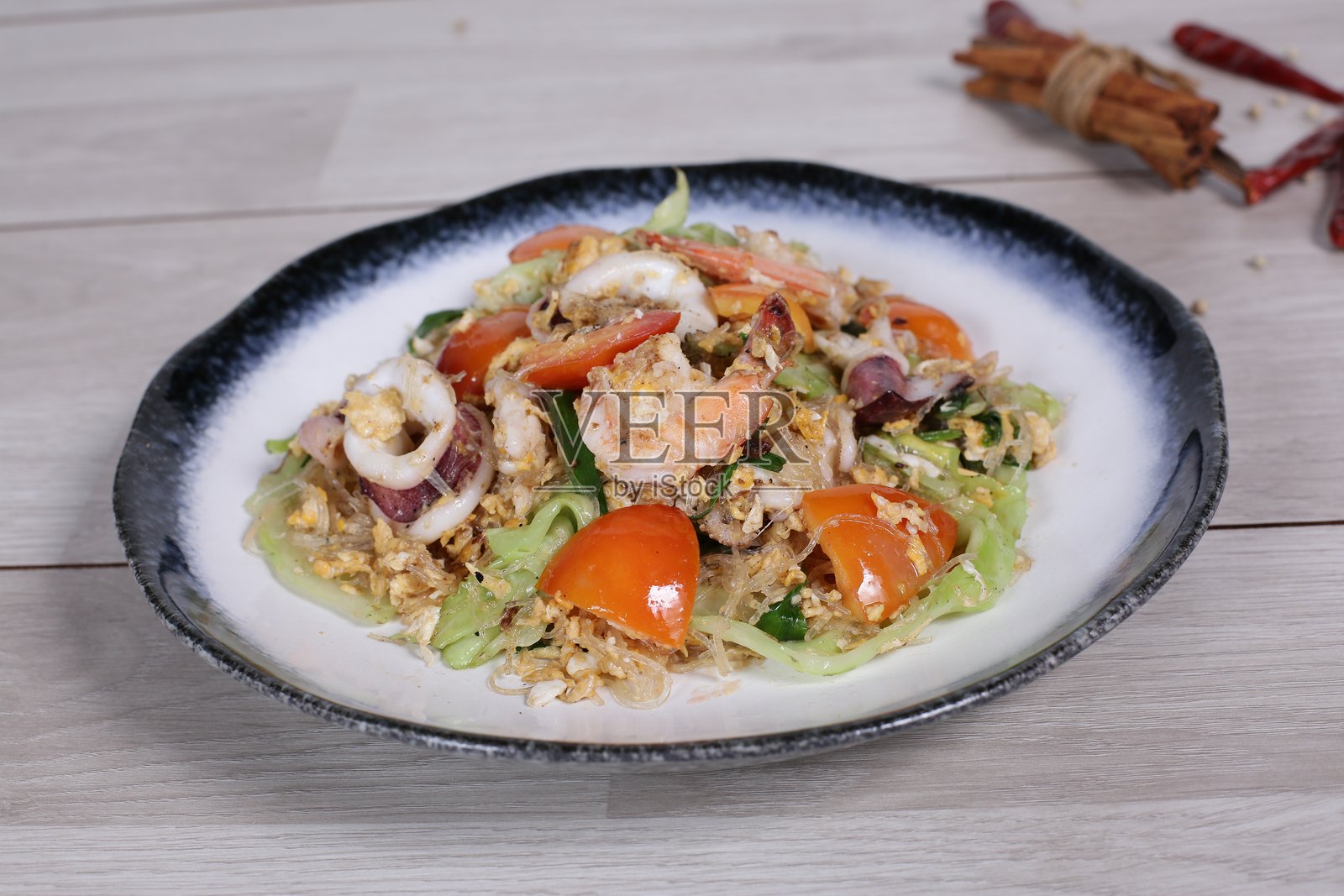 炒粉丝配鸡蛋照片摄影图片