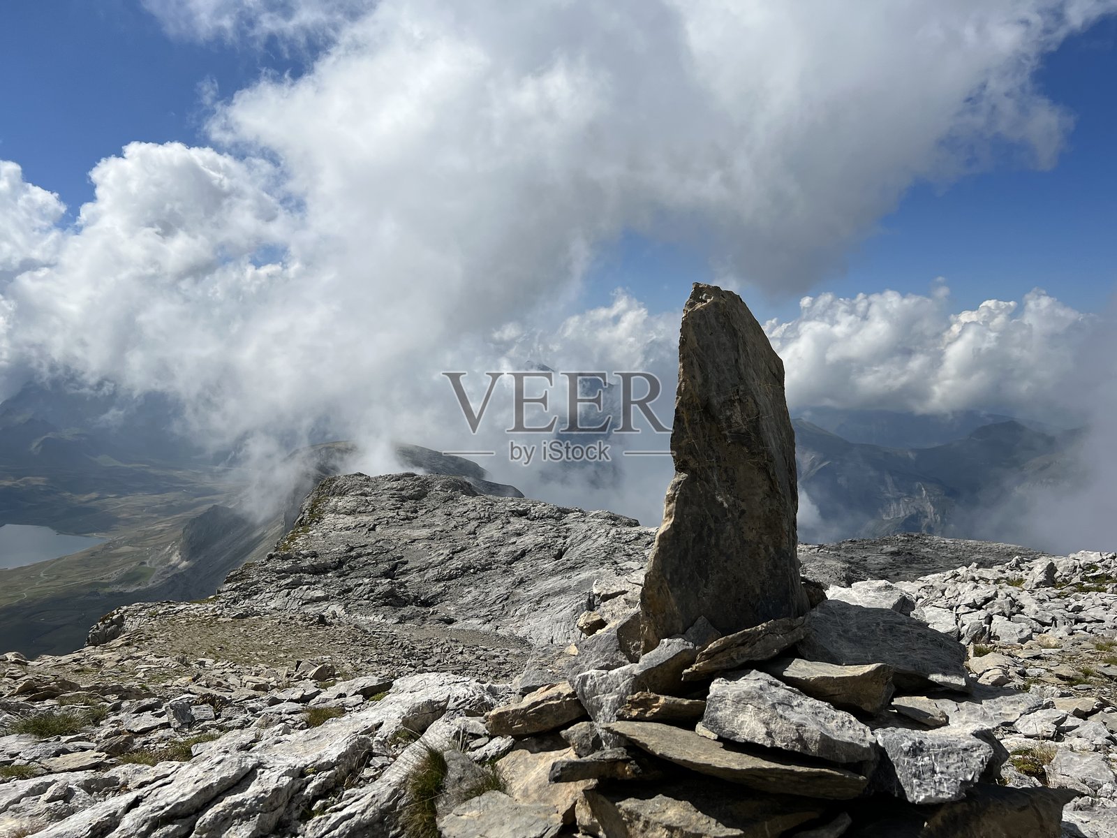 梅尔赫湖（Lake Melchsee）或梅尔赫湖（Melch Lake）上方的岩石和石头，位于瑞士奥瓦尔登州（Canton of Obwalden）的乌里阿尔卑斯山脉（Uri Alps）梅尔赫谷（Melchtal）。照片摄影图片