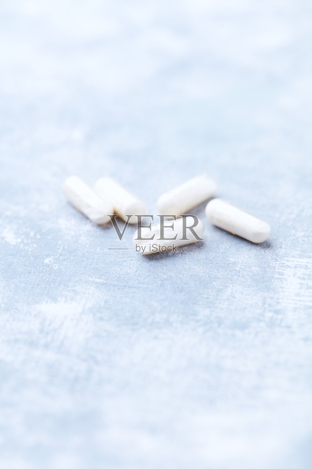 辅酶Q10胶囊。抗氧化剂。健康膳食补充的概念。明亮的背景。柔和的焦点。特写。留白。照片摄影图片