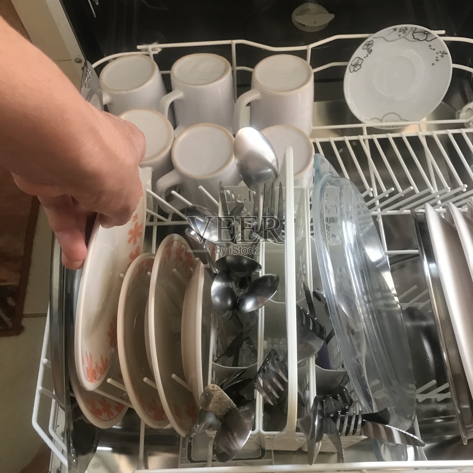 用洗碗机洗碗照片摄影图片