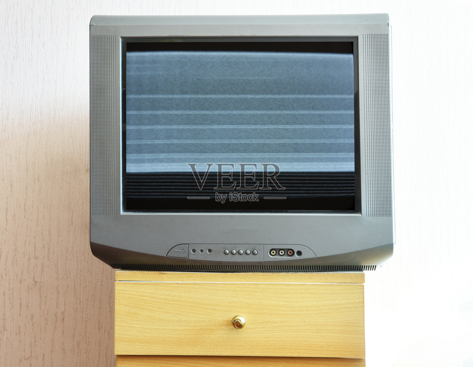 夜桌上的旧电视，背景是壁纸。屏幕上有噪音。照片摄影图片