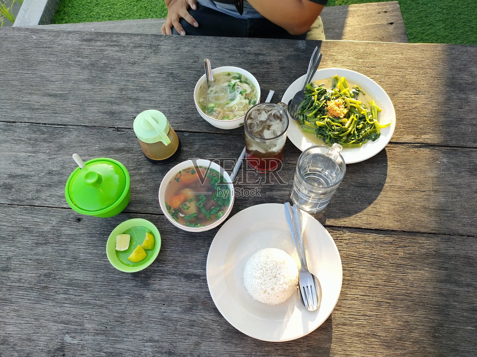 传统印尼午餐套餐摆放在木桌上照片摄影图片