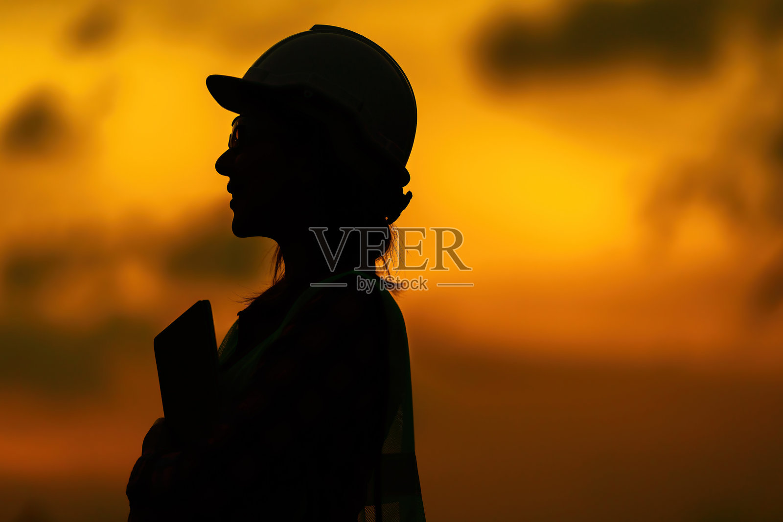 Silhouette shot of Asian female engineers, a growing force in the wind energy industry, driving innovation to solve real-world problems and promote responsible business growth.照片摄影图片