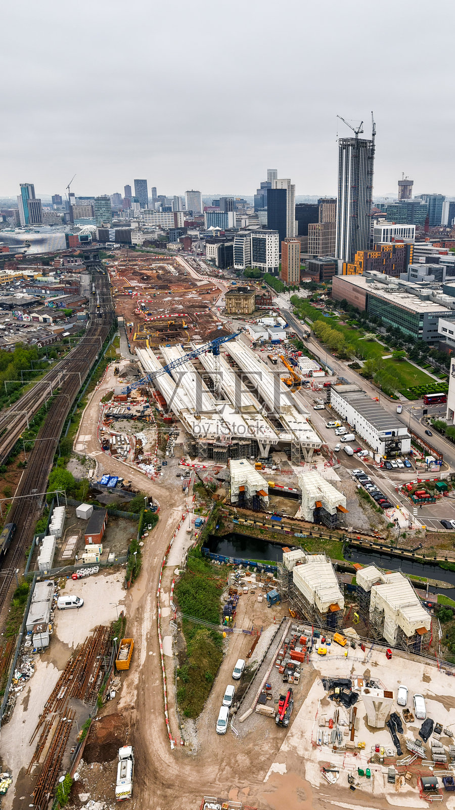伯明翰城市天际线和HS2施工现场的垂直航拍视图照片摄影图片