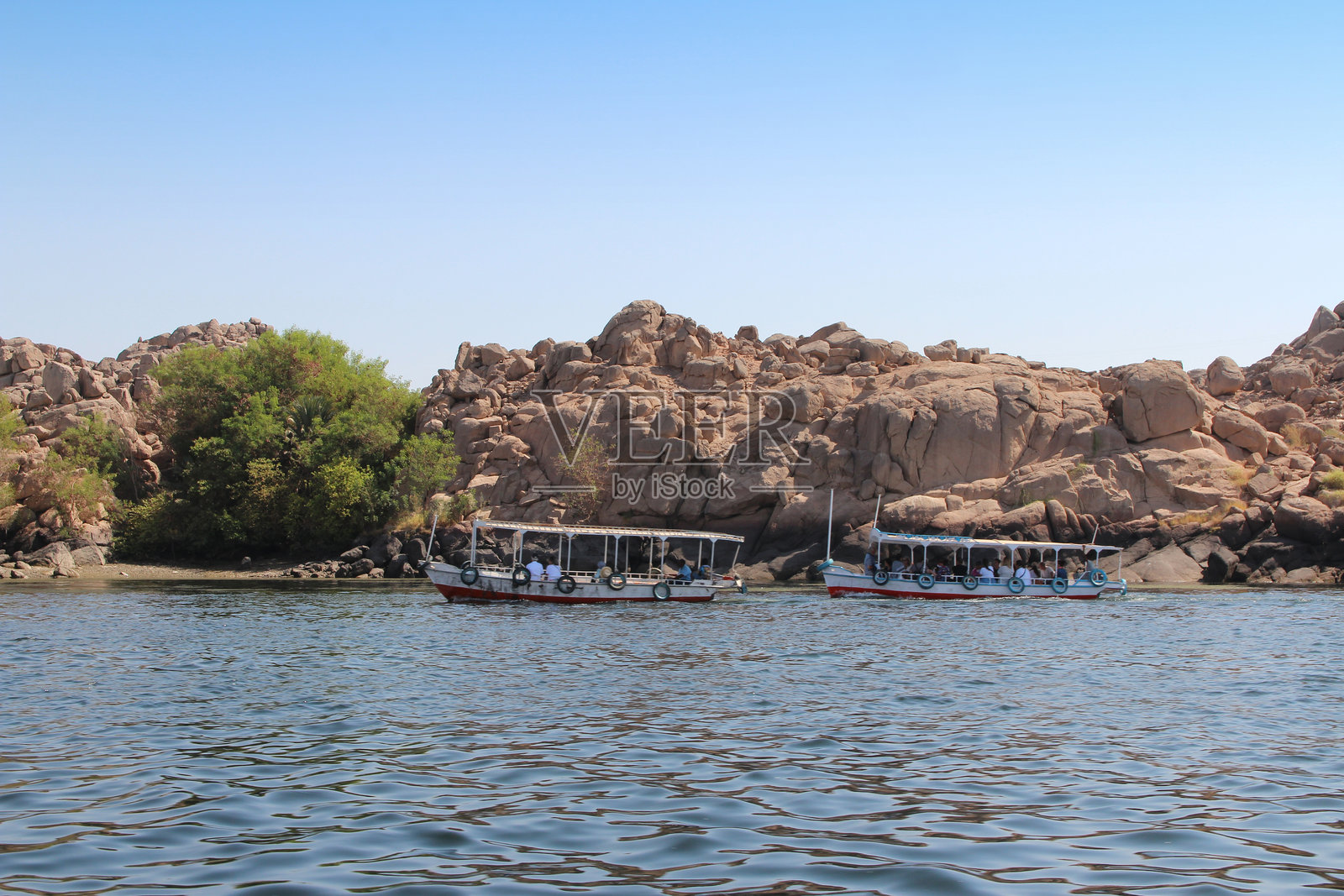 阿吉尔基亚岛的岩石形成景观与船只照片摄影图片