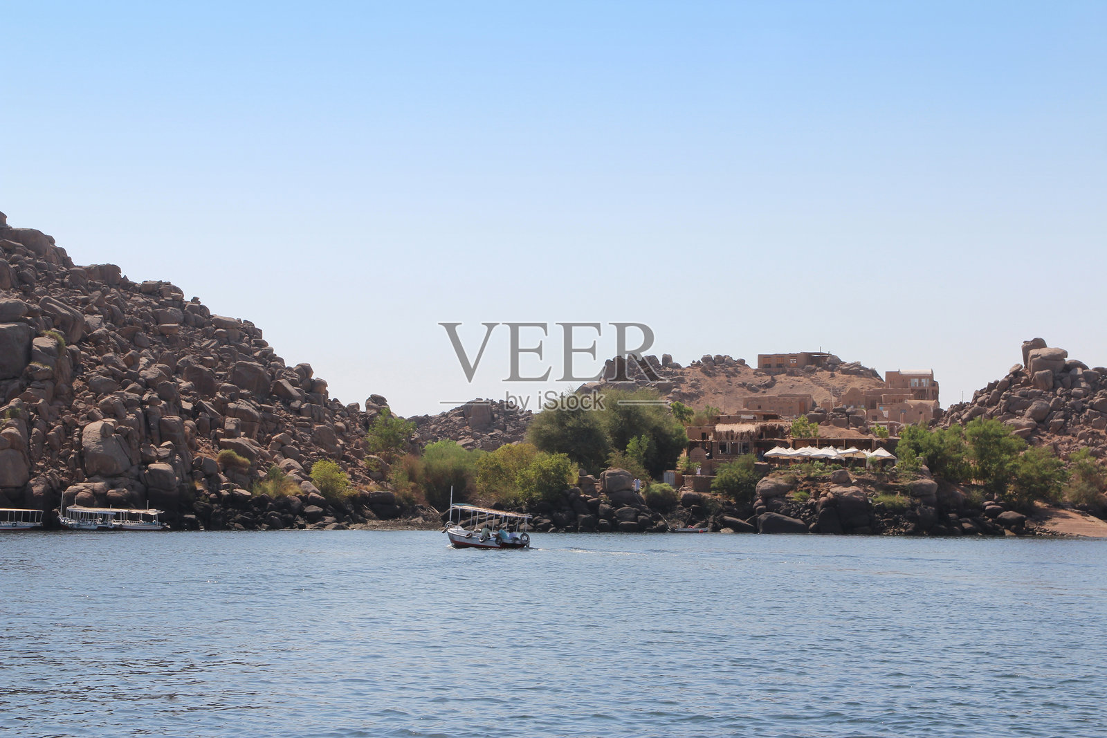 菲莱岛岩石形成的风景视图与船只照片摄影图片