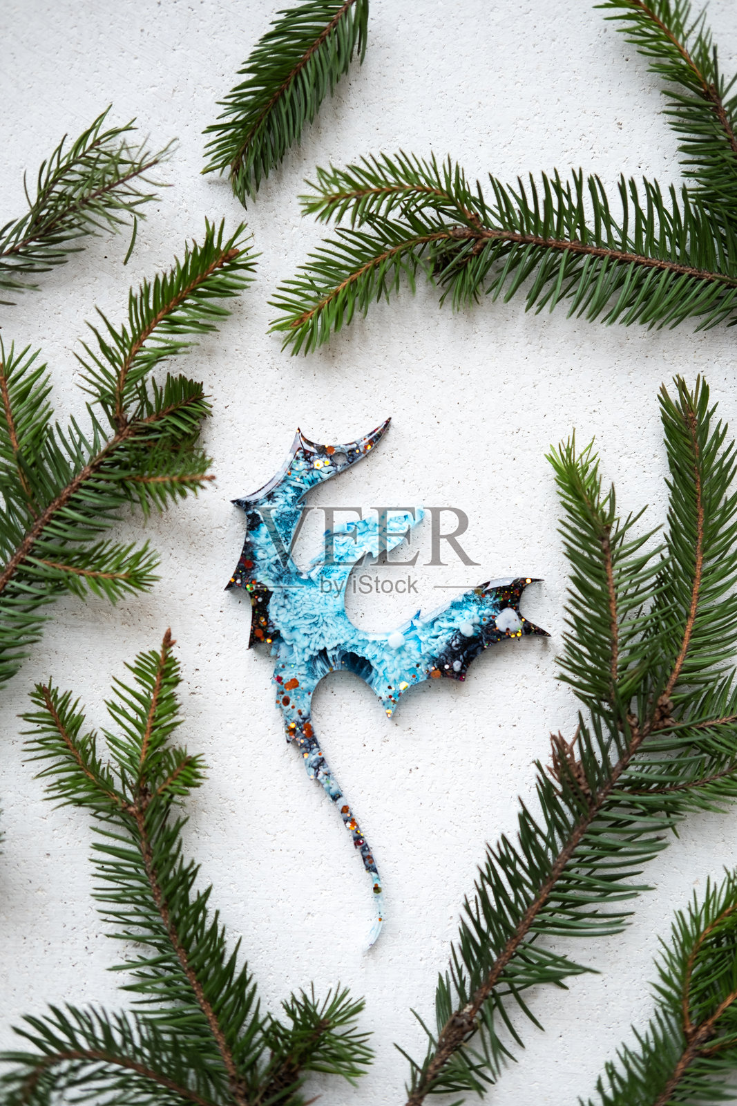 树脂龙环氧龙饰品，象征着即将到来的2024年中国龙年，融合了节日传统与文化意义。照片摄影图片