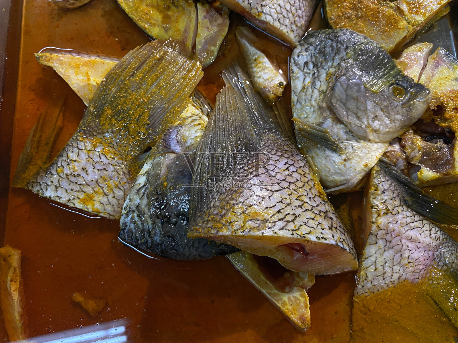 带有黄色调料的生鱼片托盘照片摄影图片