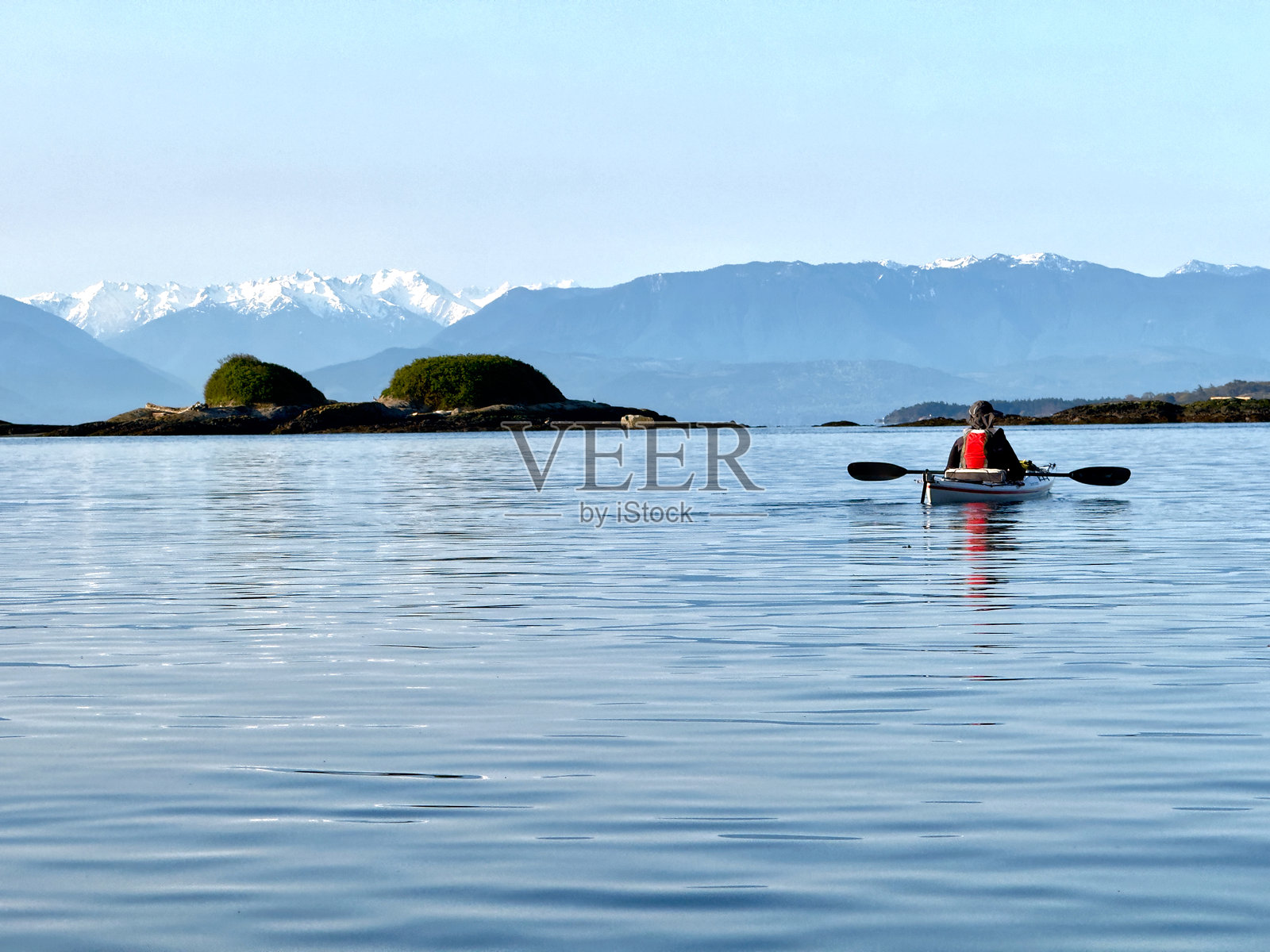 黎明时分的皮划艇活动照片摄影图片