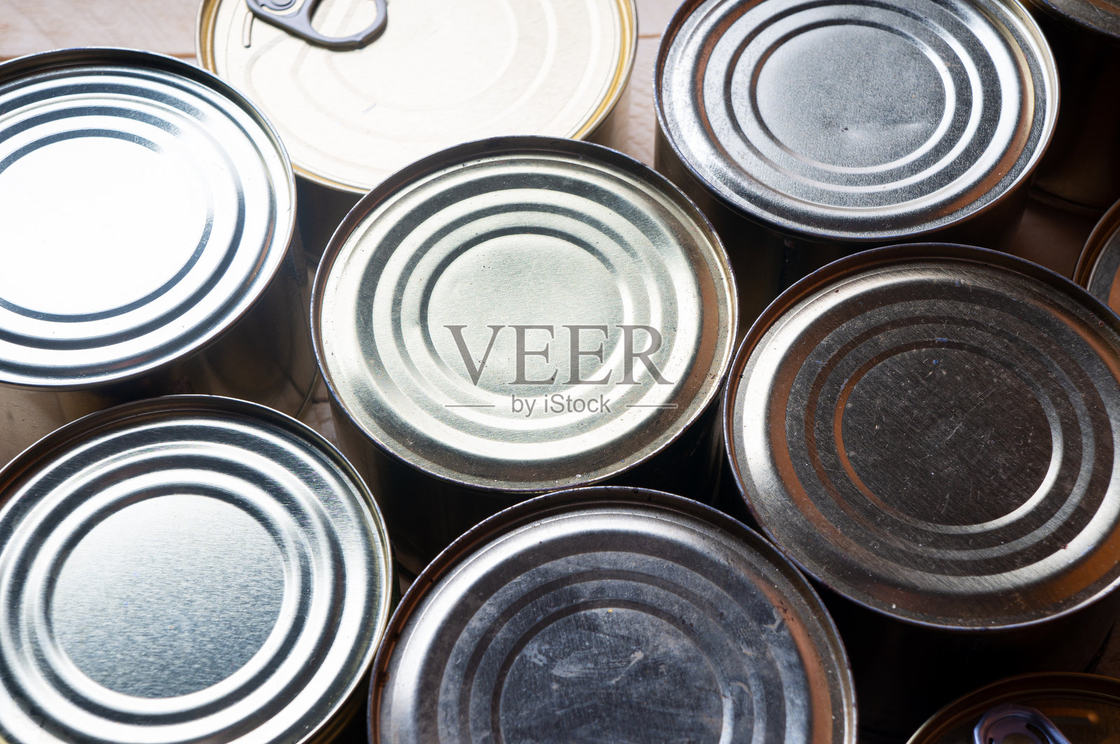 表面有食物的圆形铁罐照片摄影图片