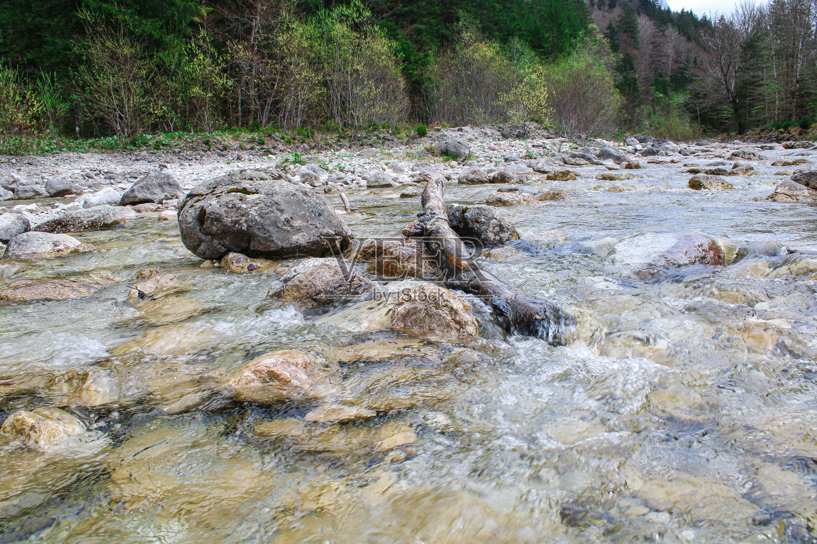 巴伐利亚阿尔卑斯山清澈山溪中的岩石照片摄影图片