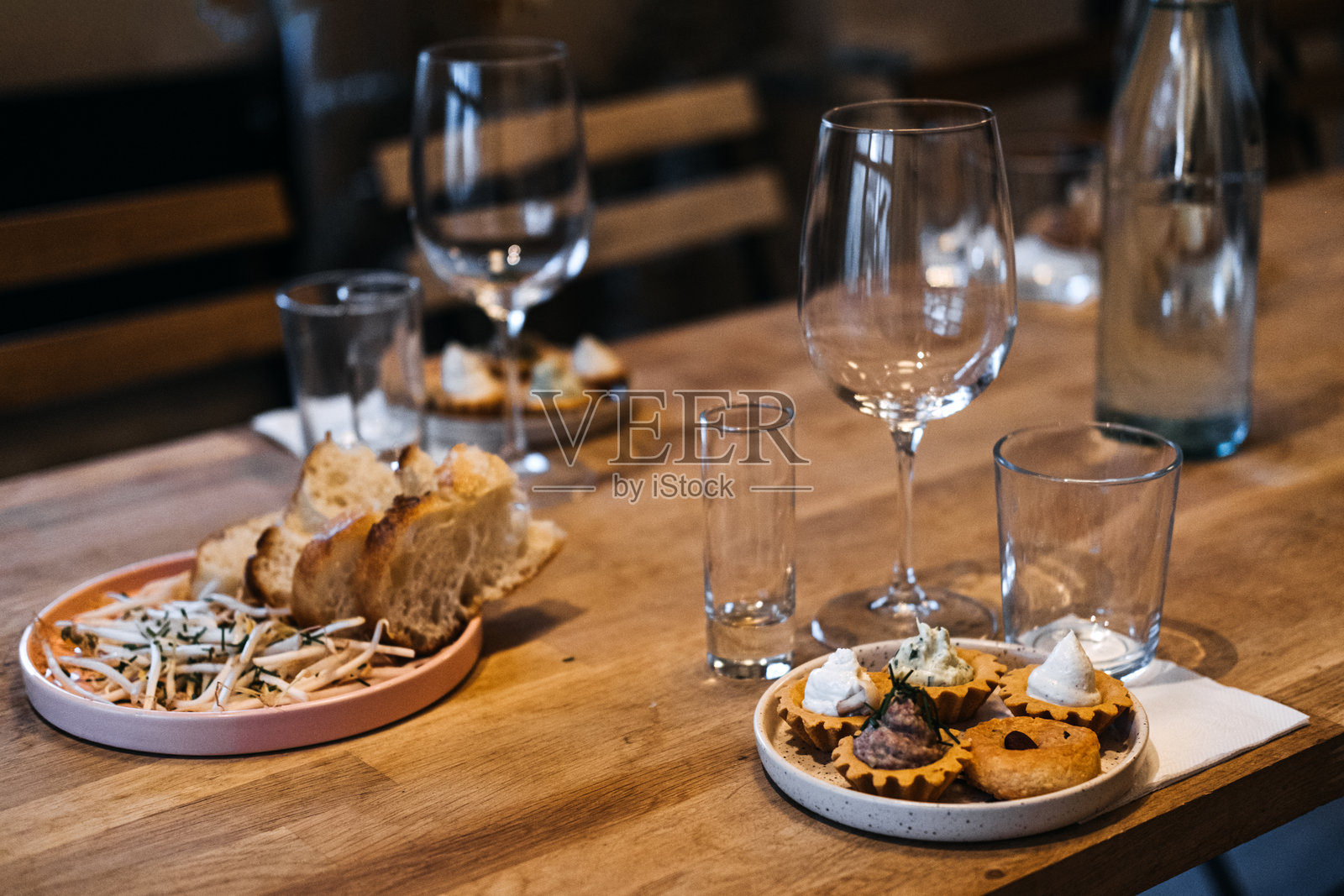 精致的地方风味品尝晚宴与葡萄酒搭配照片摄影图片
