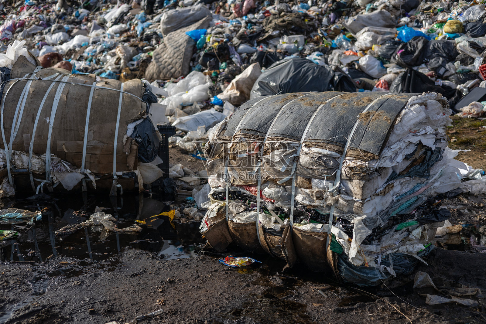 垃圾堆积在区域内，暴露出污染问题，并引发对废物和回收的担忧。照片摄影图片