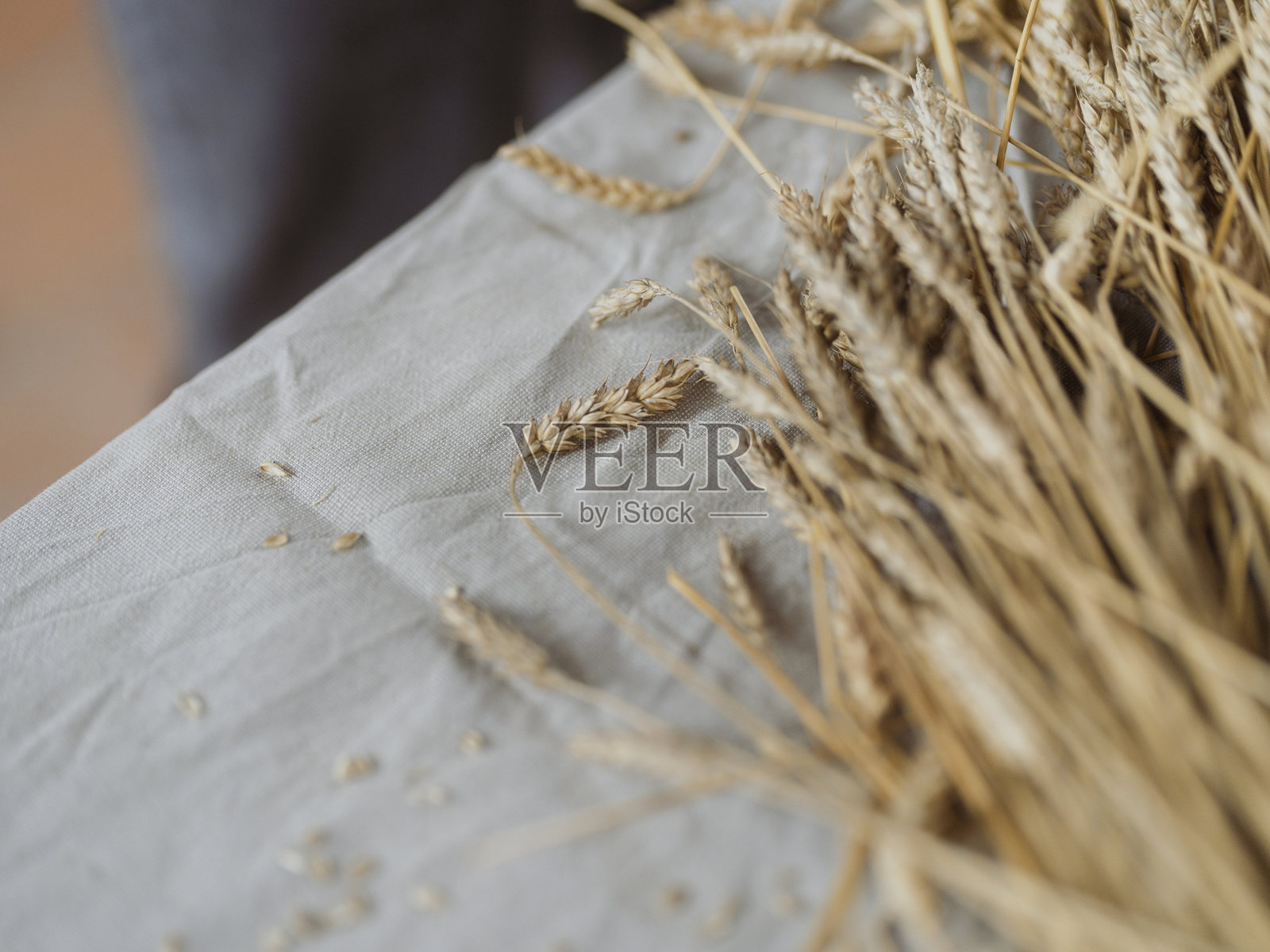 桌子上的小麦2照片摄影图片