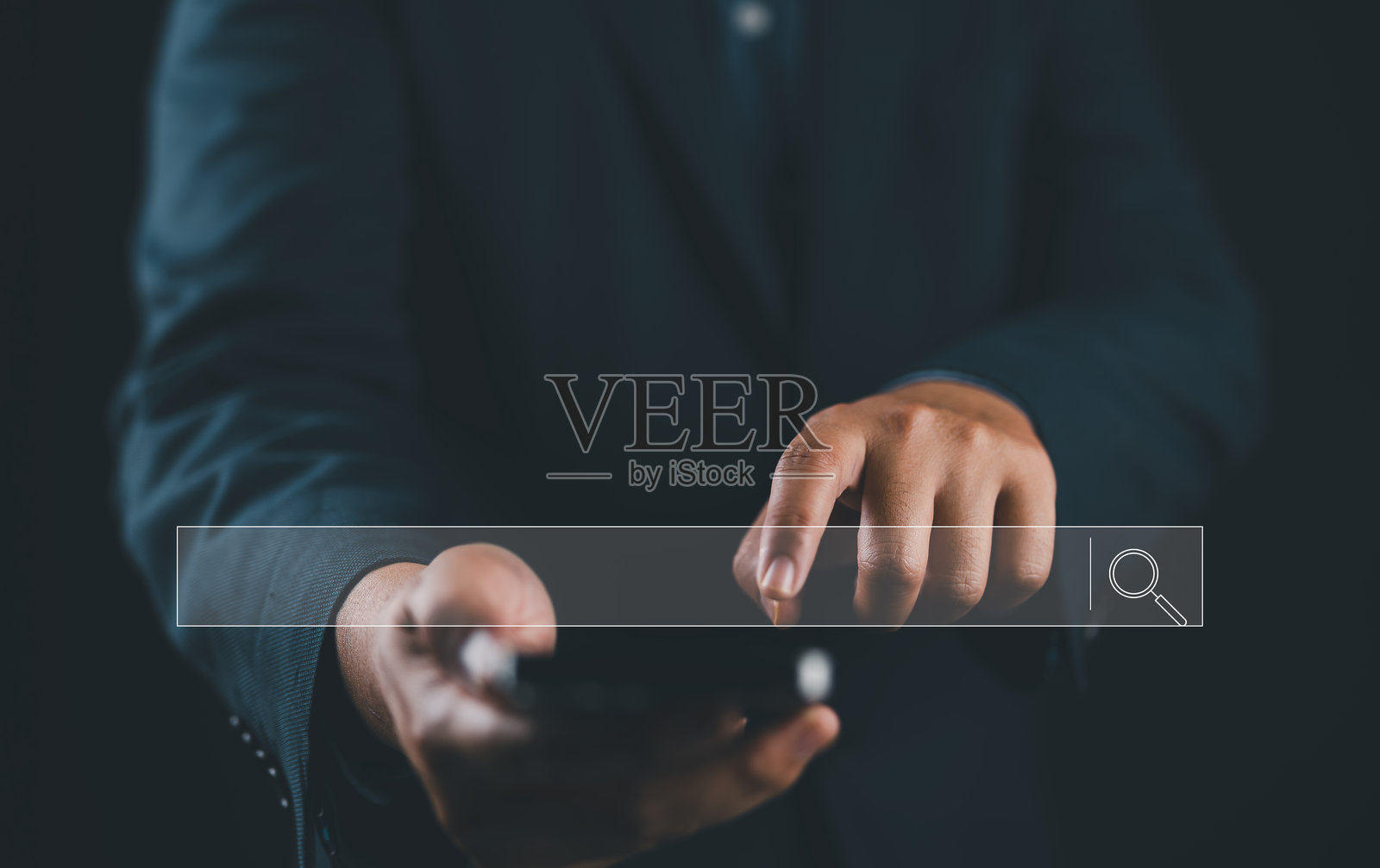 数据搜索技术，搜索引擎优化。男人的手正在使用智能手机搜索信息。使用搜索控制台与您的网站。数据搜索技术的体验。照片摄影图片