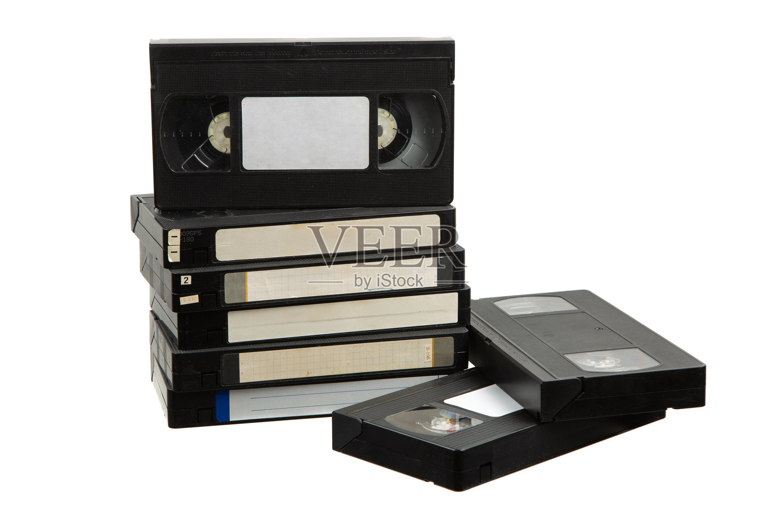 一堆VHS录像带。复古媒体。孤立在白色背景上。照片摄影图片
