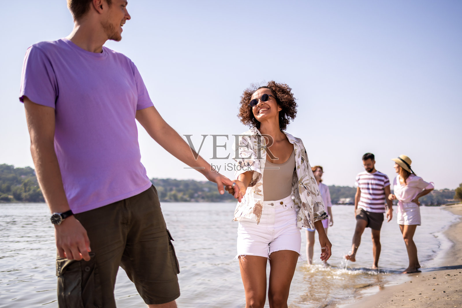 海岸线上的每一步都充满爱意照片摄影图片