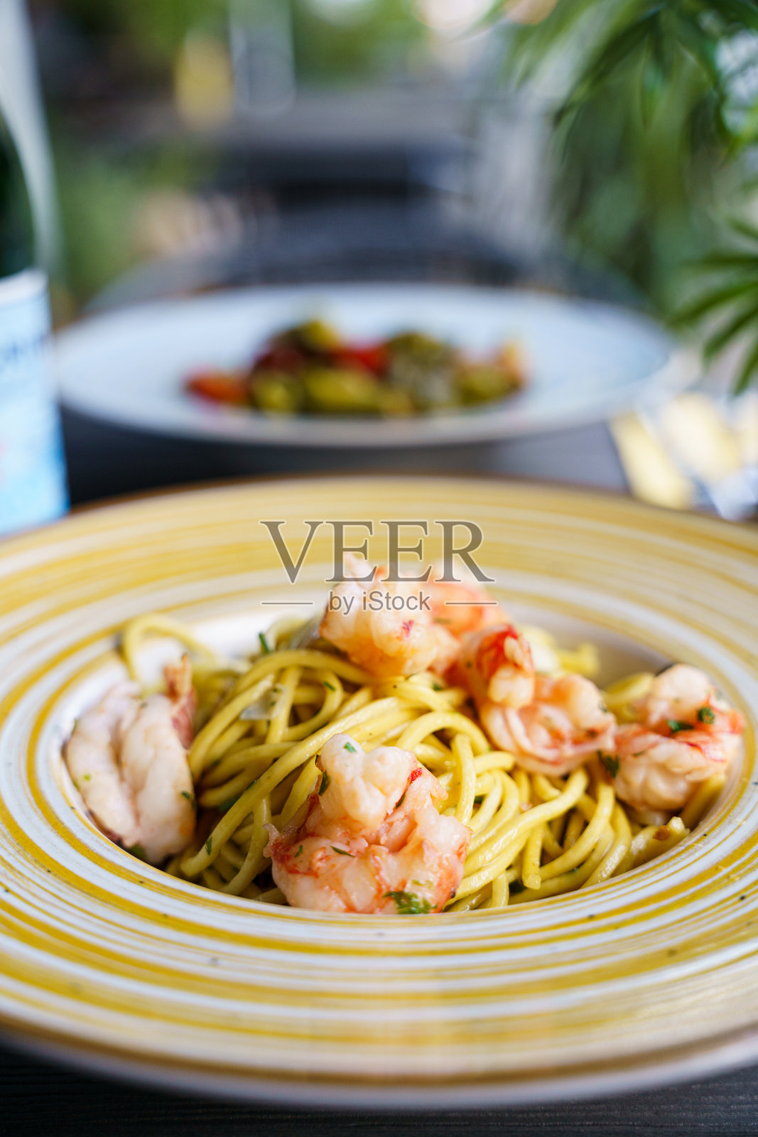 虾仁蒜香意大利扁面条照片摄影图片